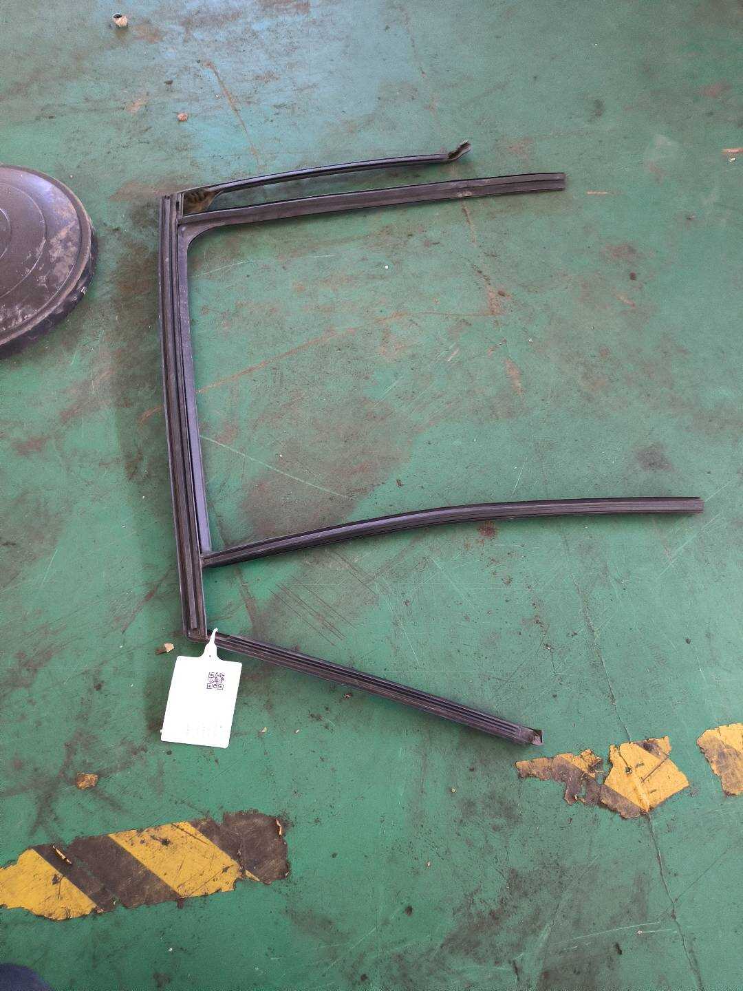P0007951AL 后门玻璃导槽密封条 - 右