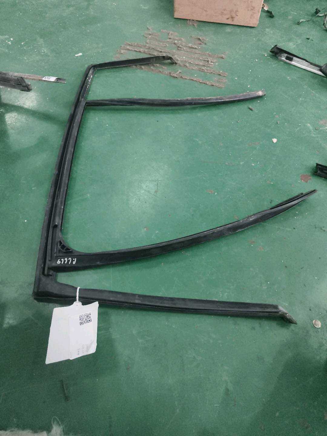 51357454168 后门玻璃绒槽（右）