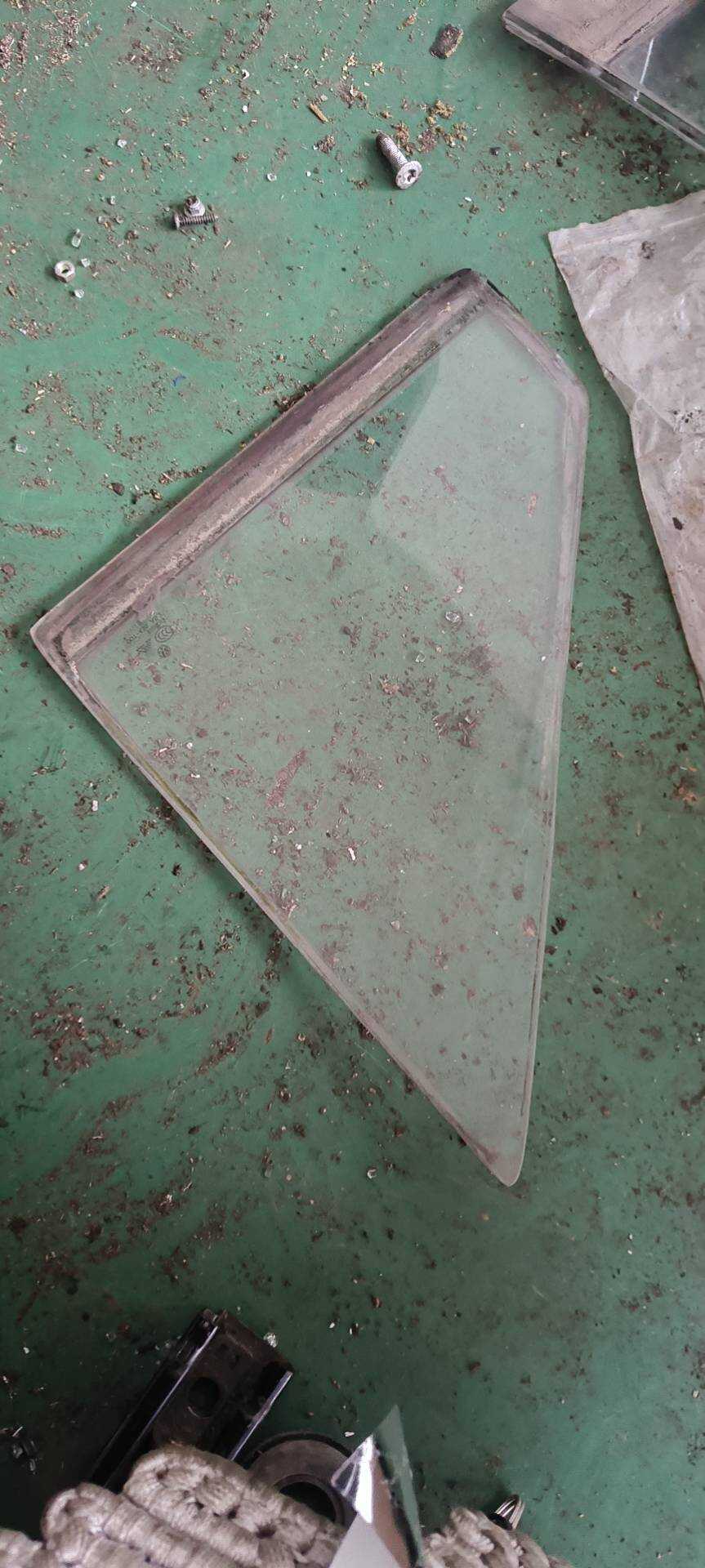 321845252D 前门三角玻璃（右）
