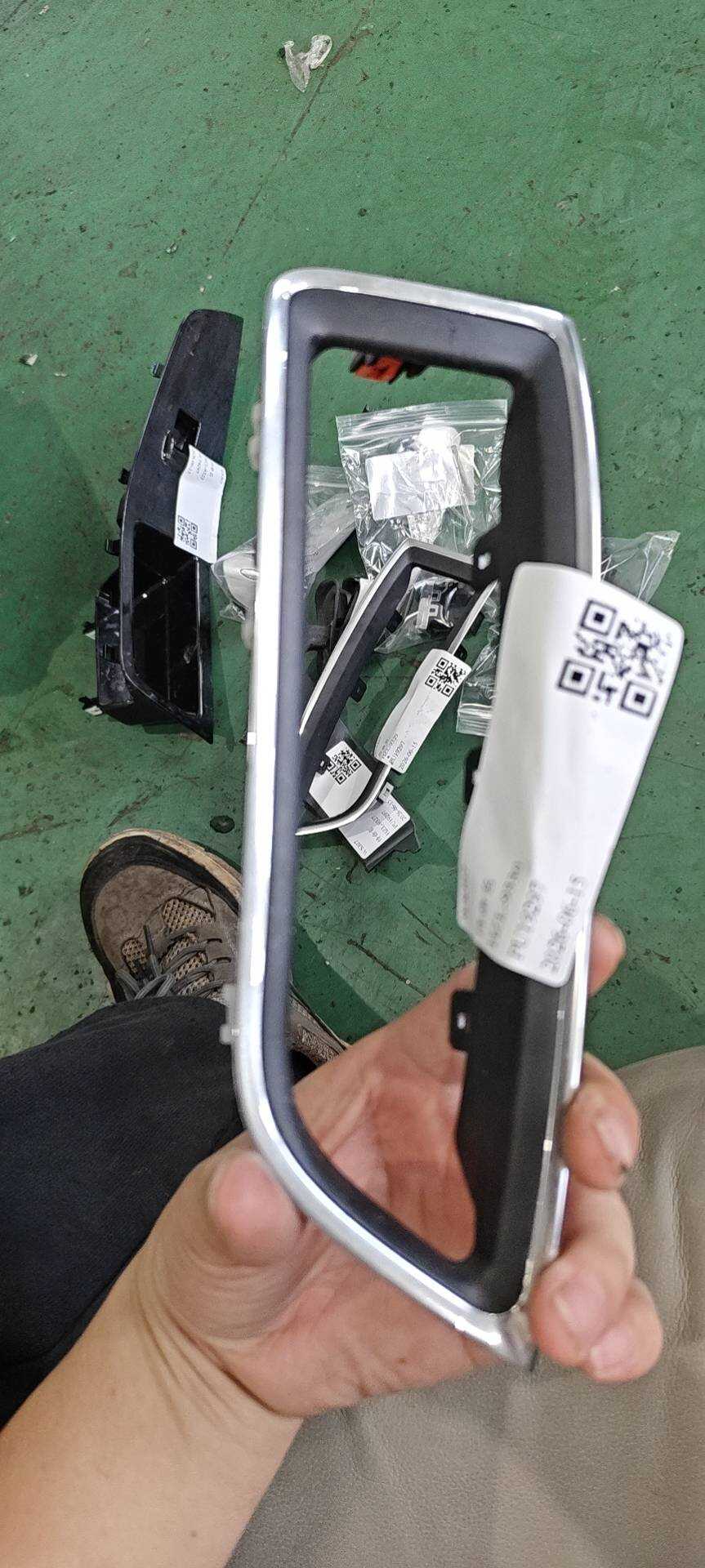EM2B19C682BMSMA4 仪表台中间出风口饰条（左）