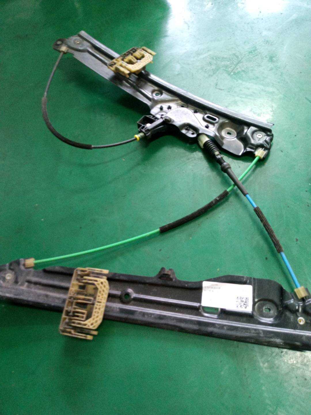 51337182132 前门玻璃升降支架（右）
