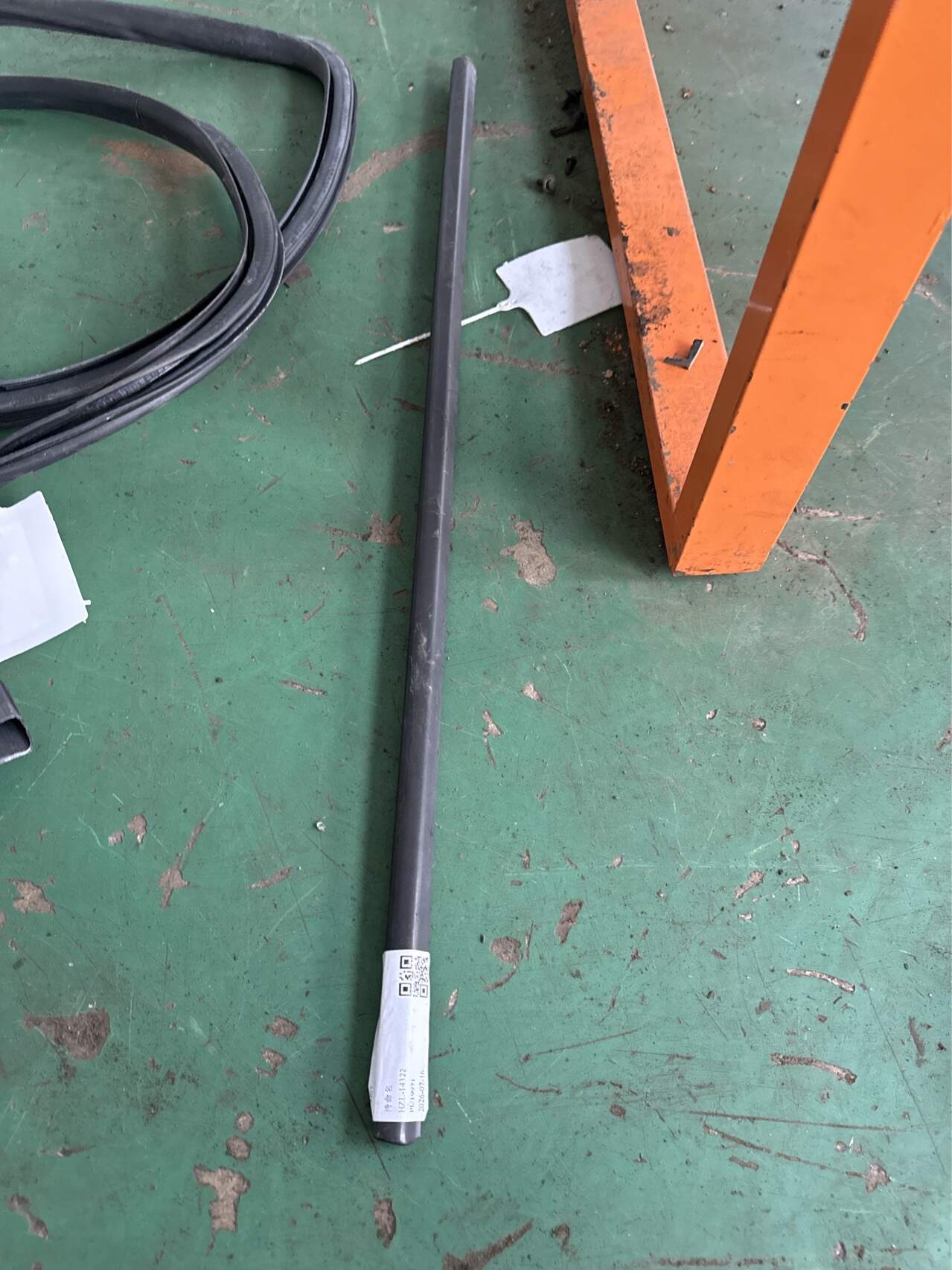 95040059 Front Door Window Molding (Left Outer)