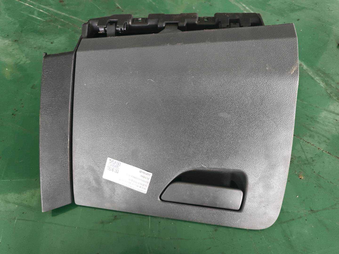 CN15N060T10CC3CN9 Dashboard Glove Box