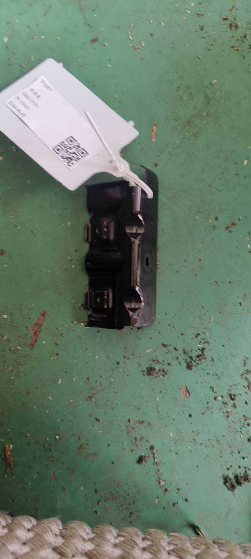 84137391 Armrest Bracket