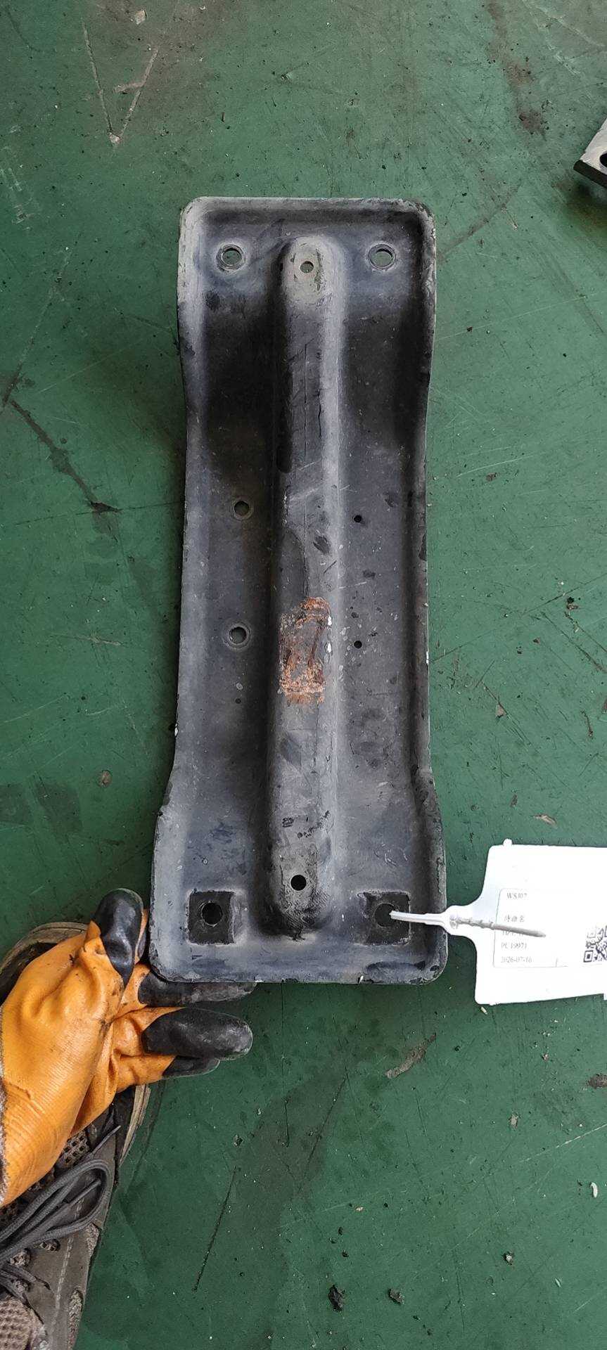 LR030350 Driveshaft Bracket, Center