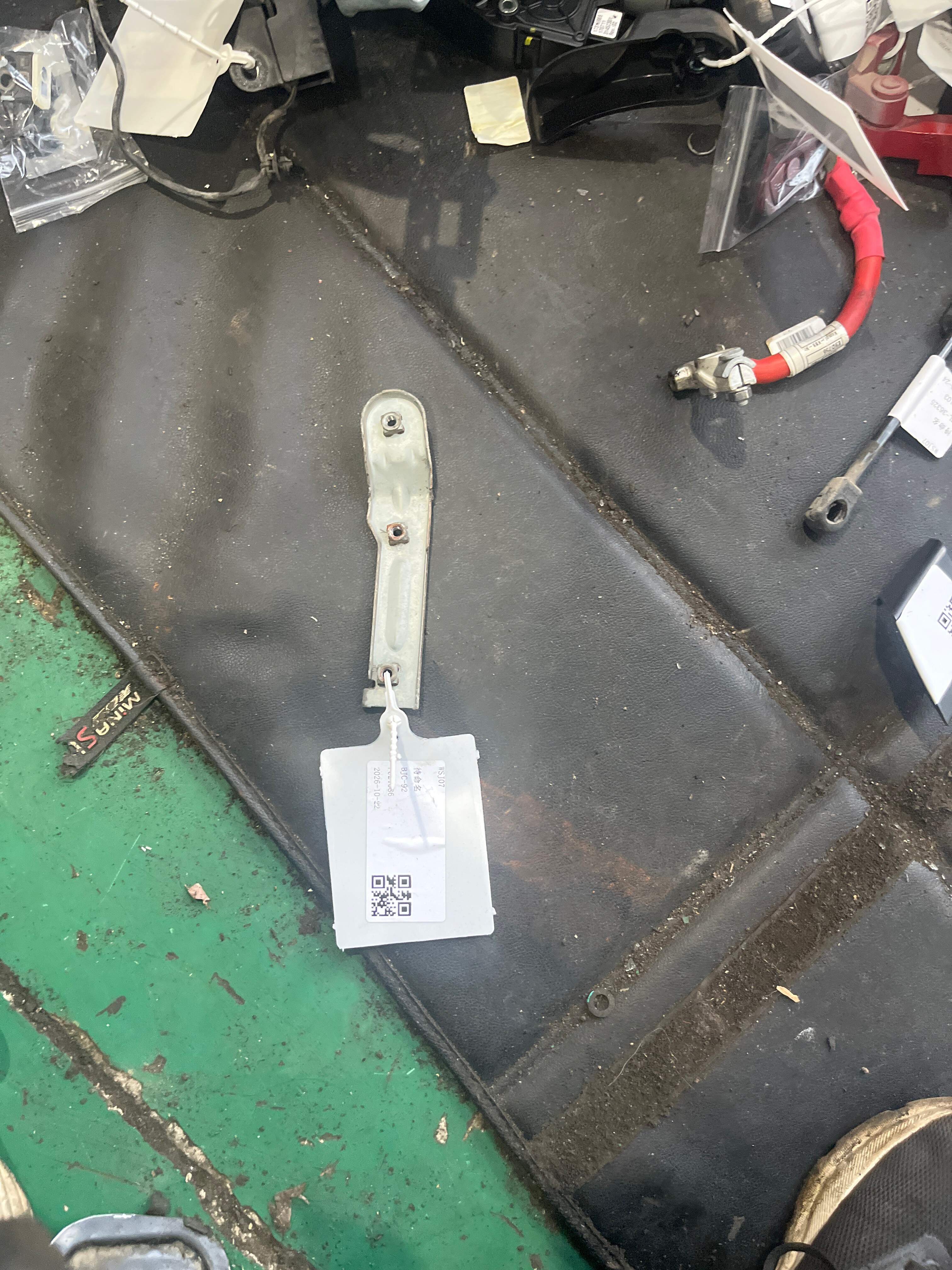 1K1955633A 车窗玻璃刮水器支座支架