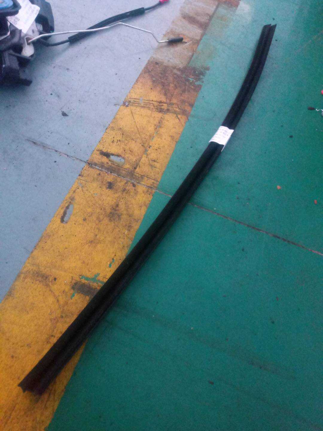 20867211 Front Door Window Molding (Right Inner)