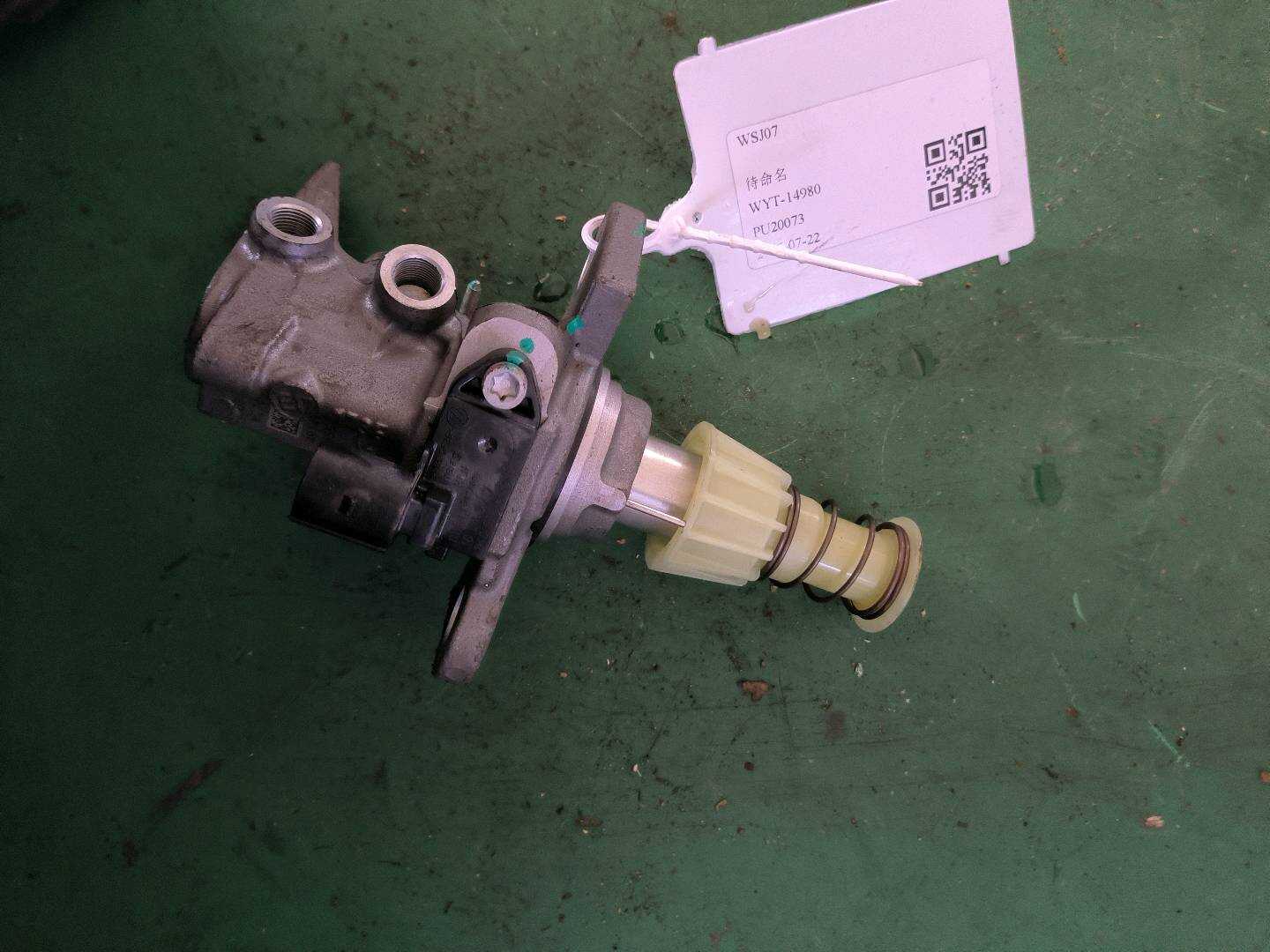 L8WD611021 Brake Master Cylinder