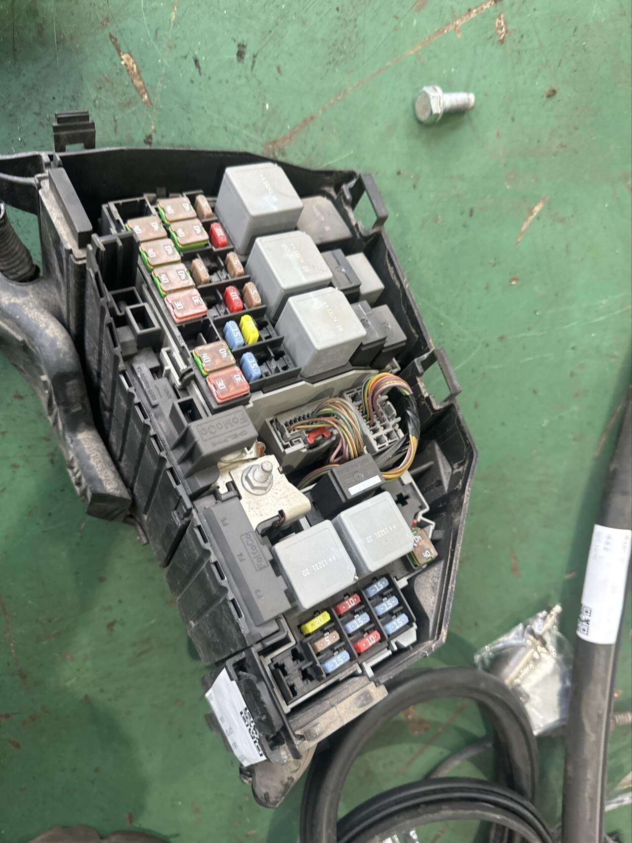 LR000530 发动机保险盒下盖
