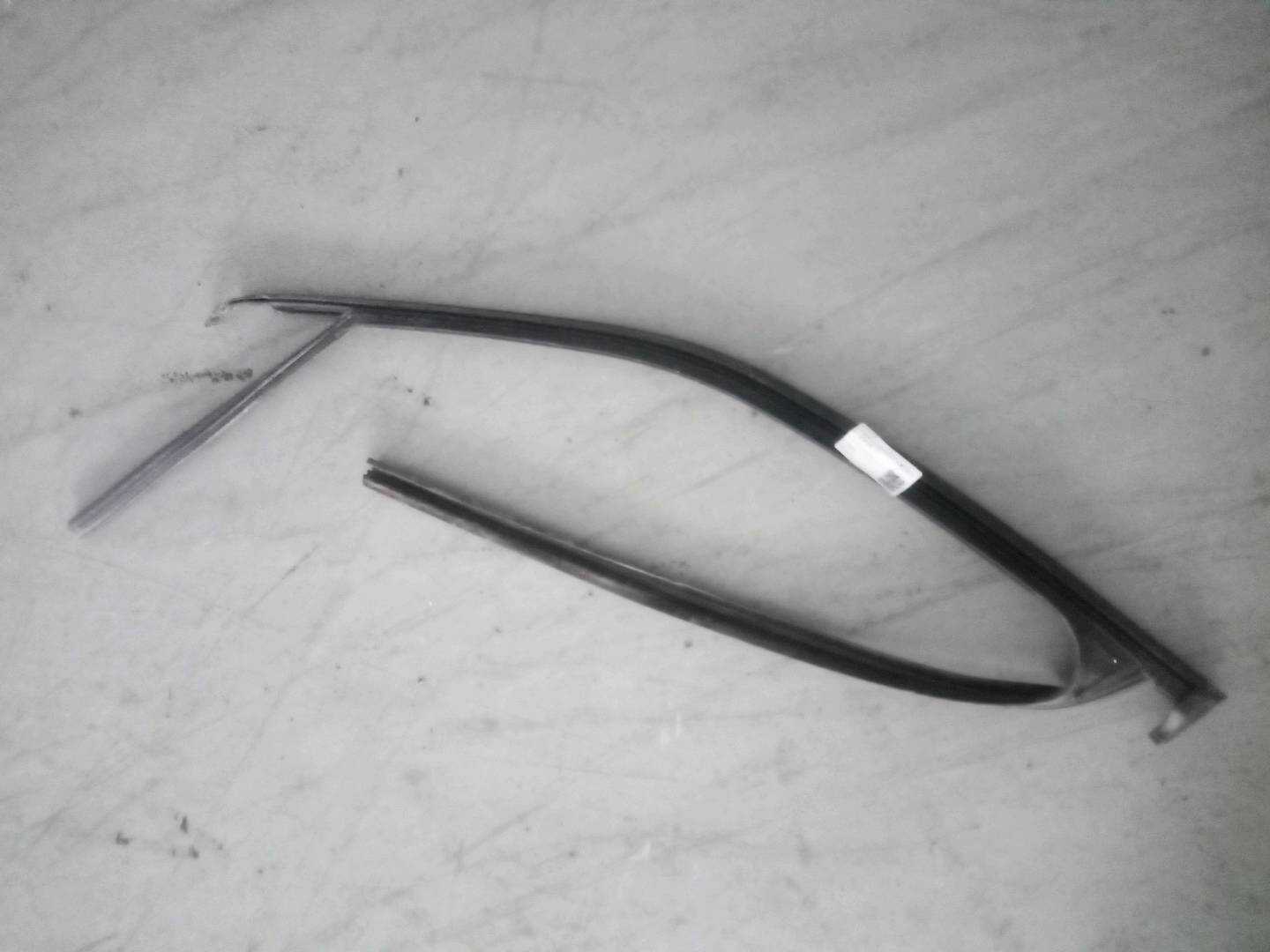 6600224398 前门玻璃绒槽（右）