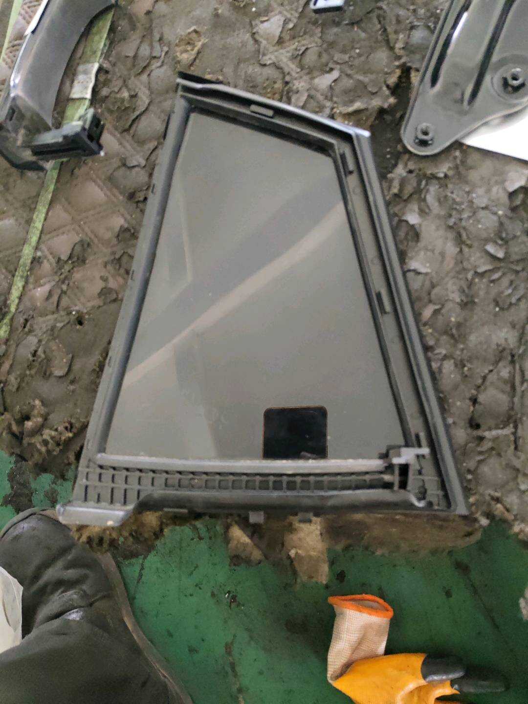 B012410 右后门固定玻璃