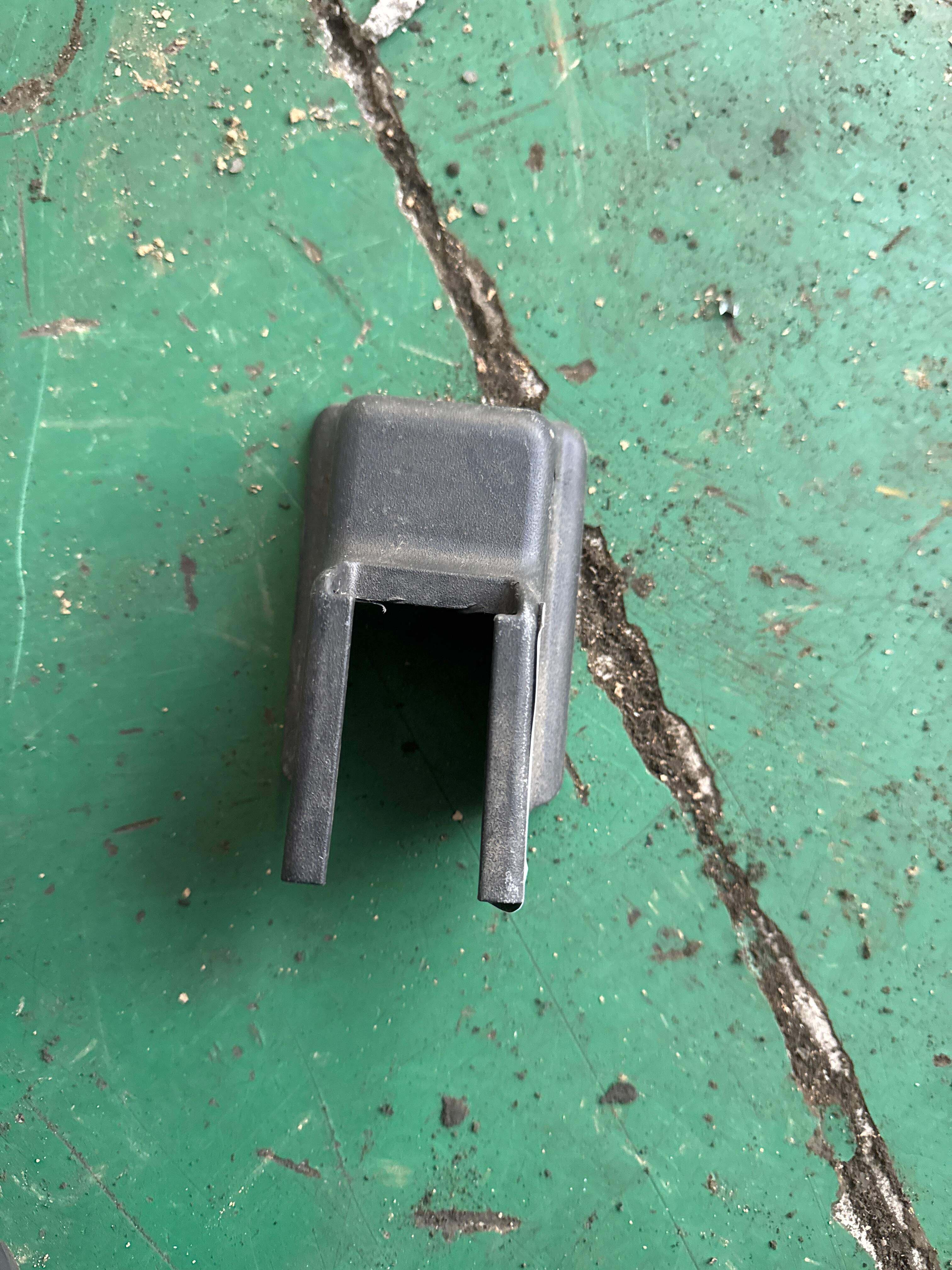 MEF6900011A 副驾座椅左前护脚