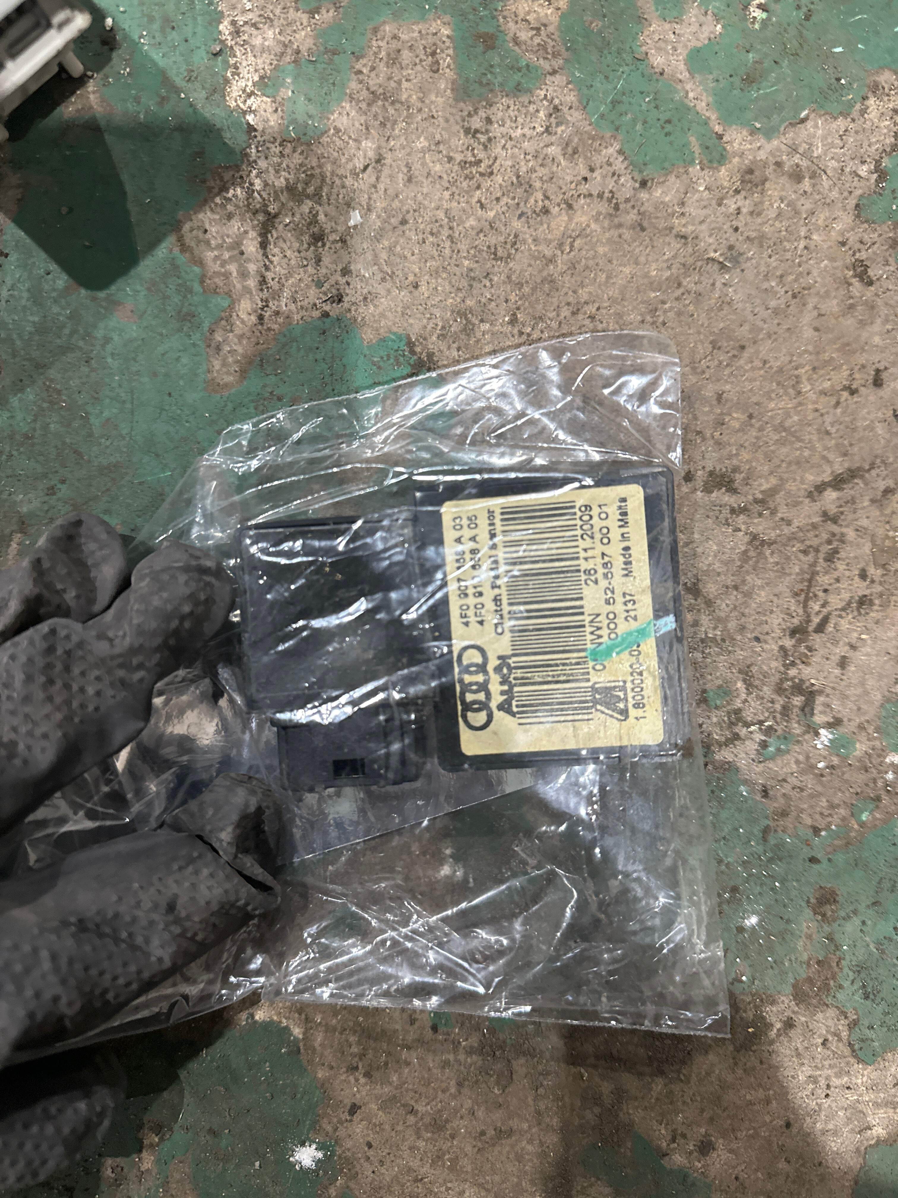 4F0907658A Switch