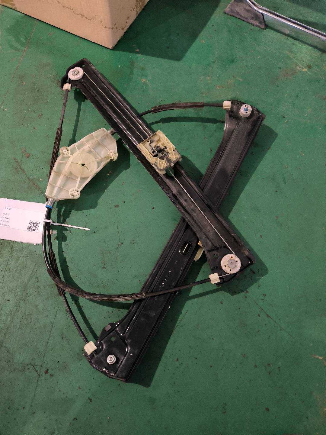 5TD837462 前门玻璃升降支架（右）