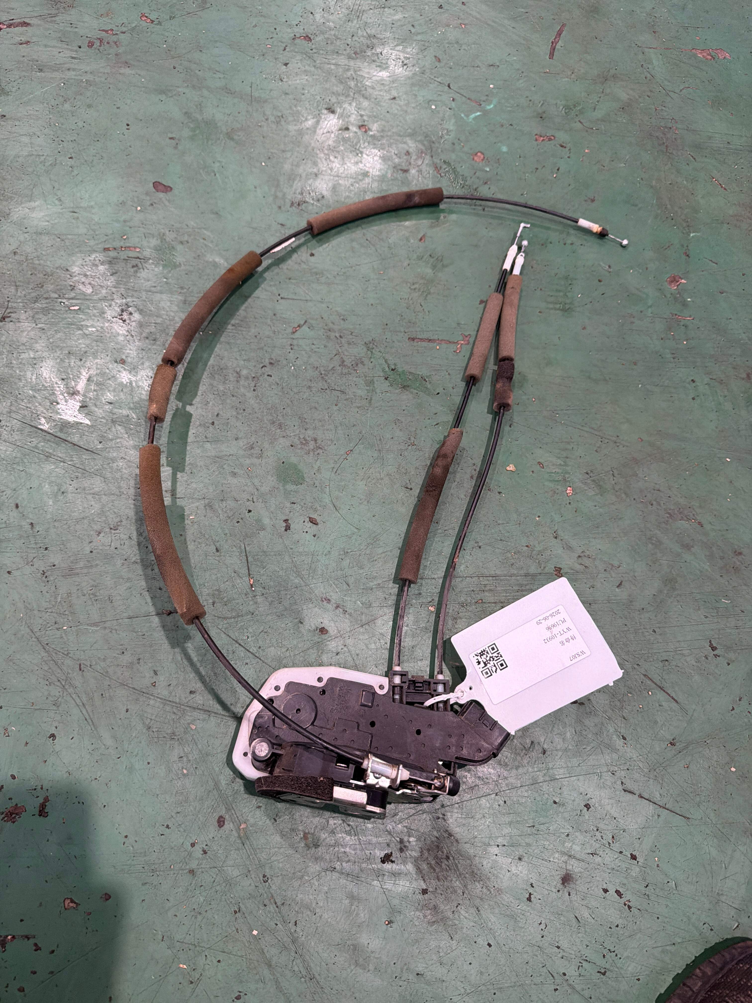 825001CA0A 后门锁总成(右)