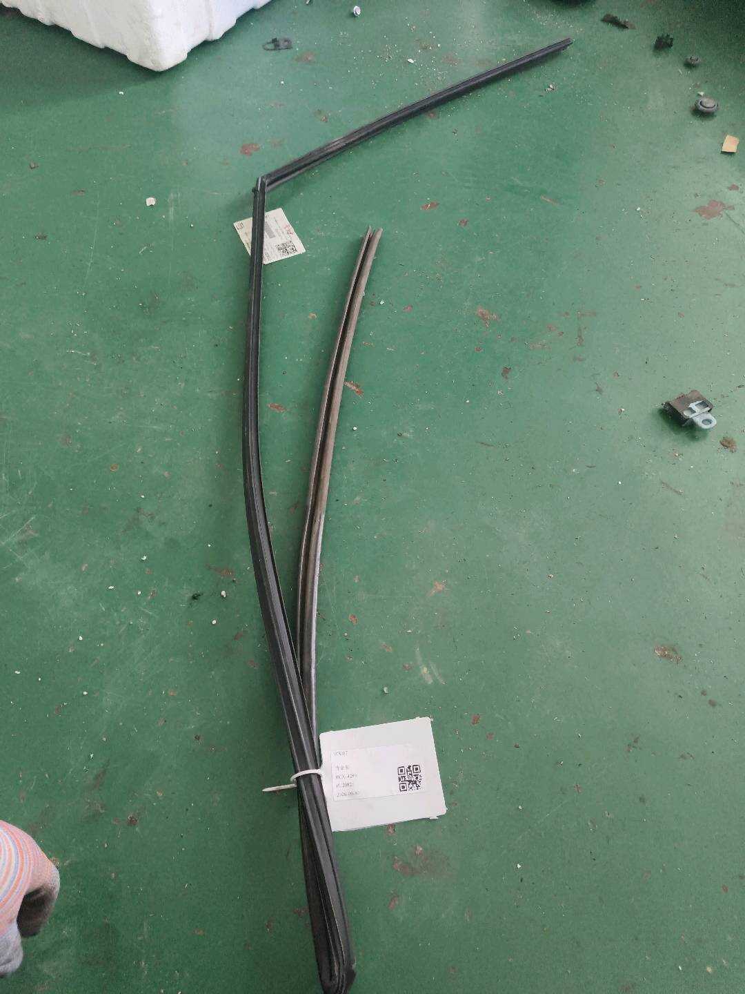 6815102270 前门玻璃绒槽（左）
