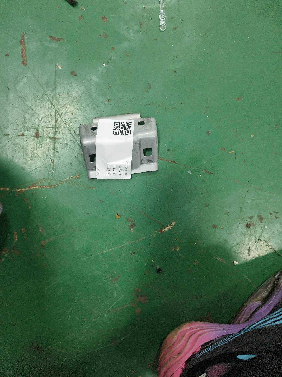 6762502110 右前车门装饰板支架