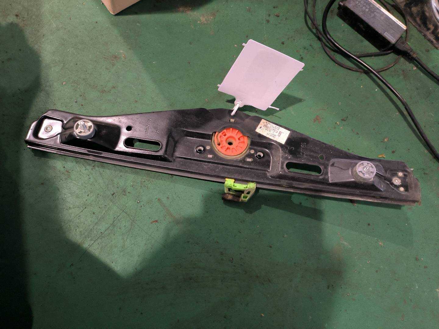 51352990387 后门玻璃升降支架（左）