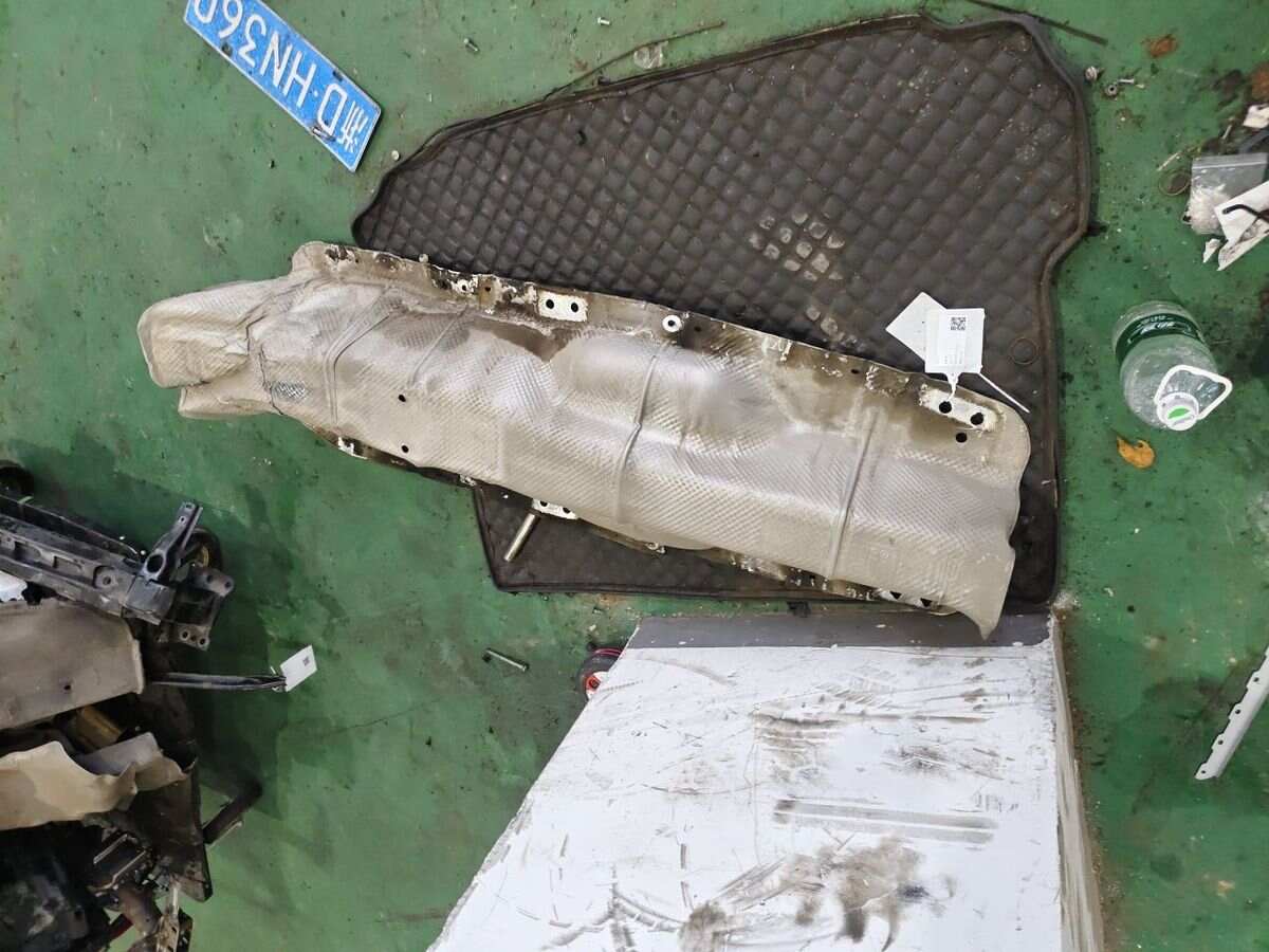 1K0825671N Exhaust Pipe Heat Shield, Center