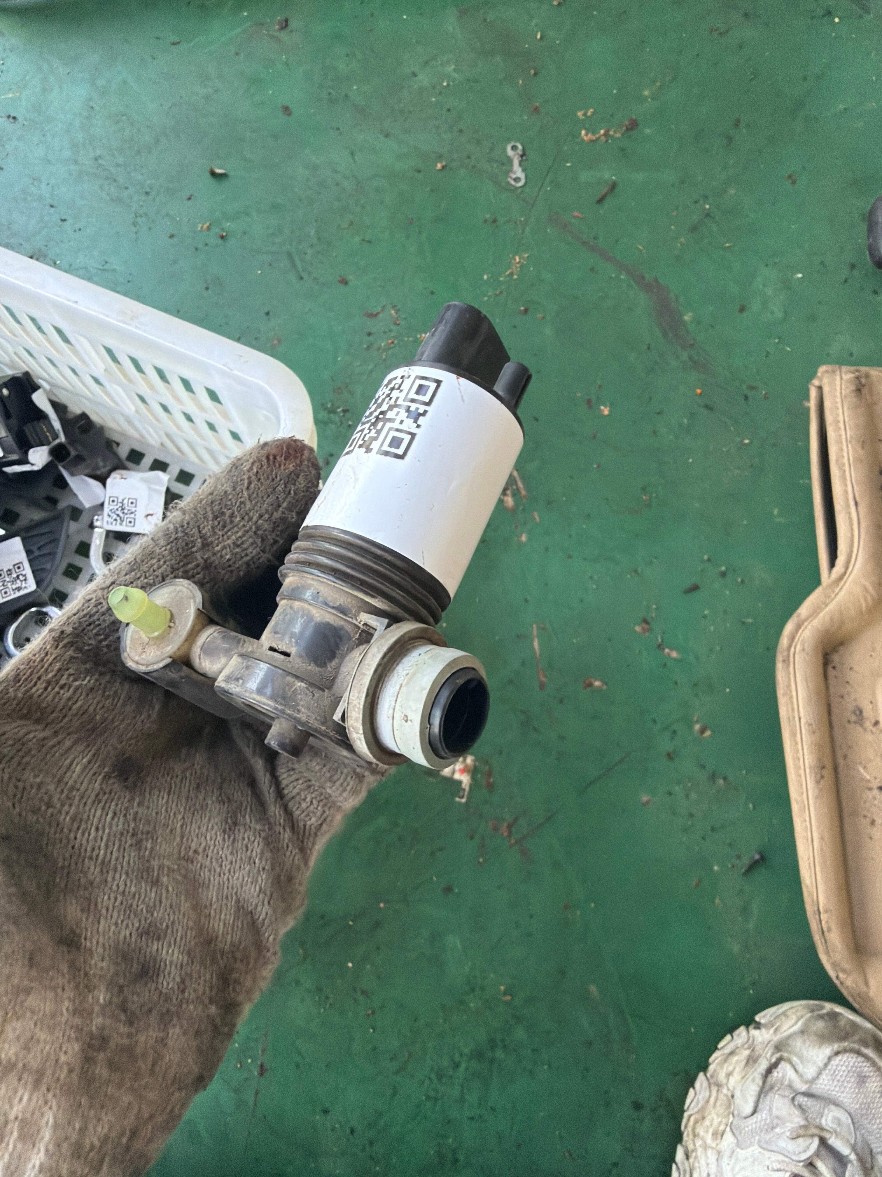 LR013950 Front Windshield Washer Pump