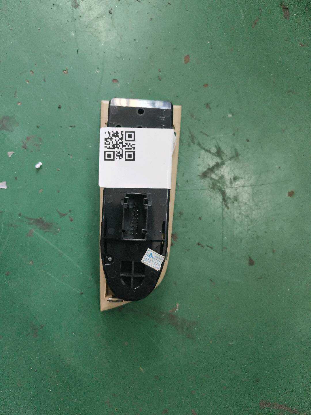 61319217333 前门玻璃升降开关(左)