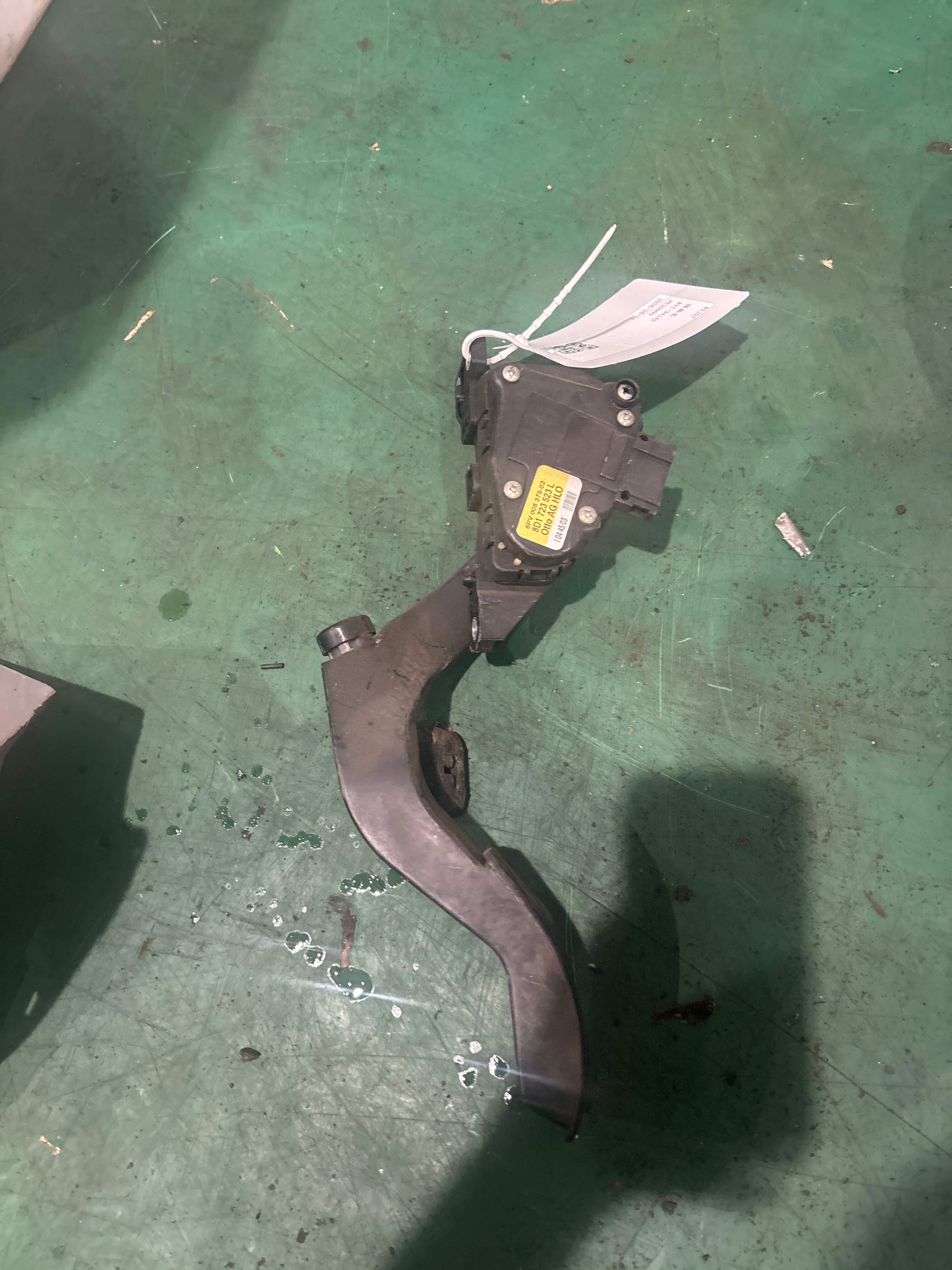 8D1723523L Accelerator Pedal
