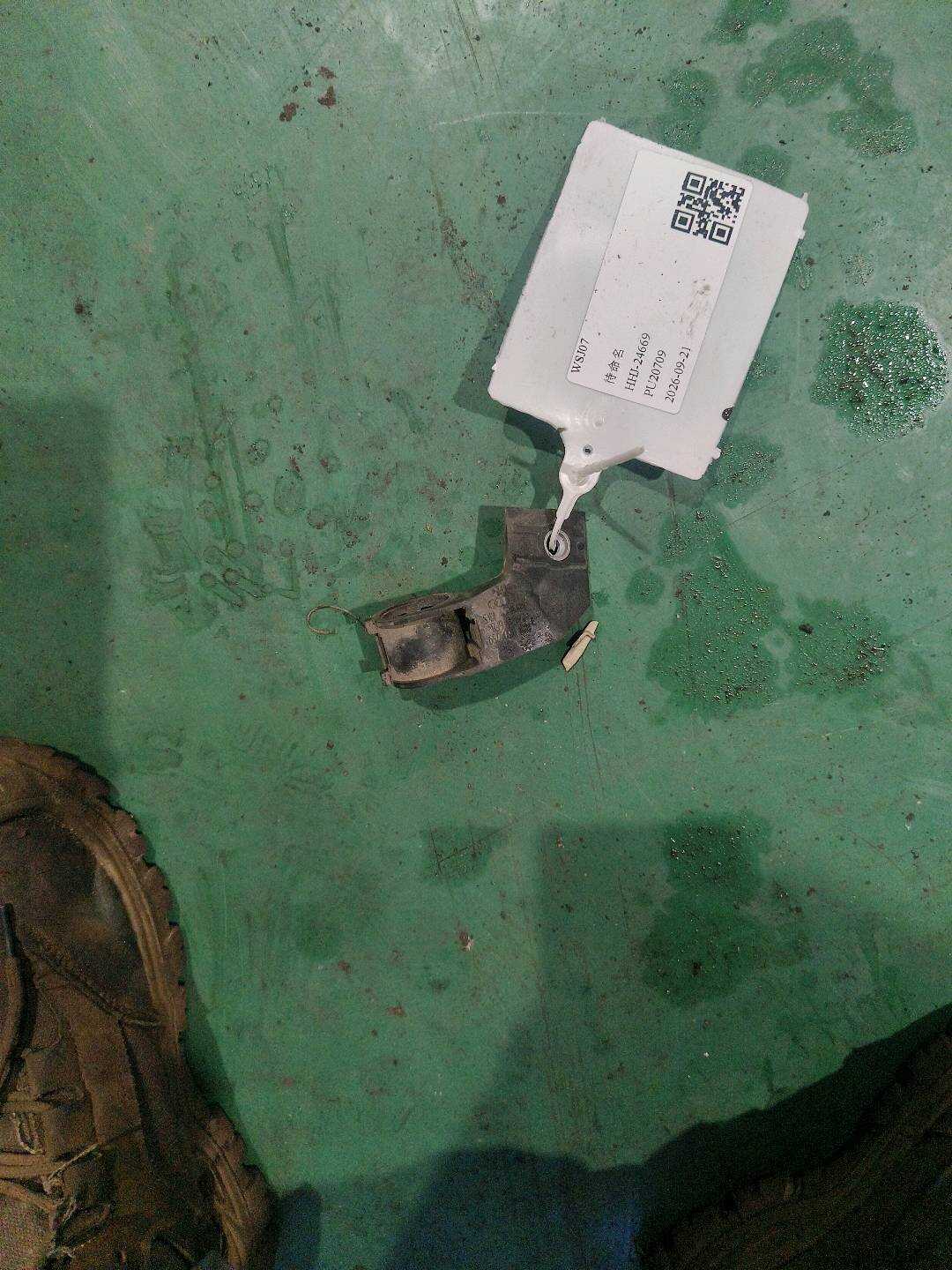 8R0260759 冷却液管支架