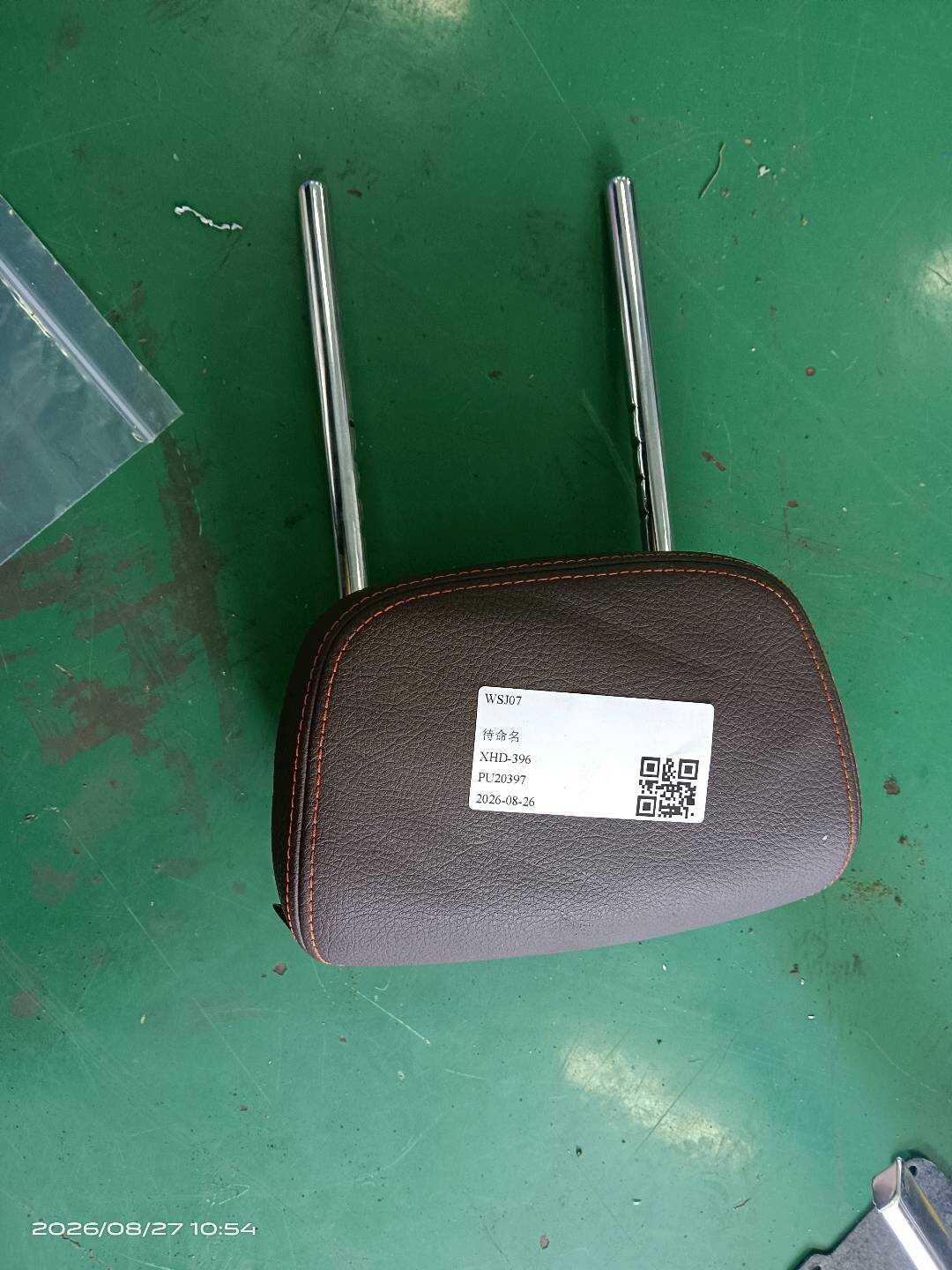 52209873175 后座椅头枕(中)