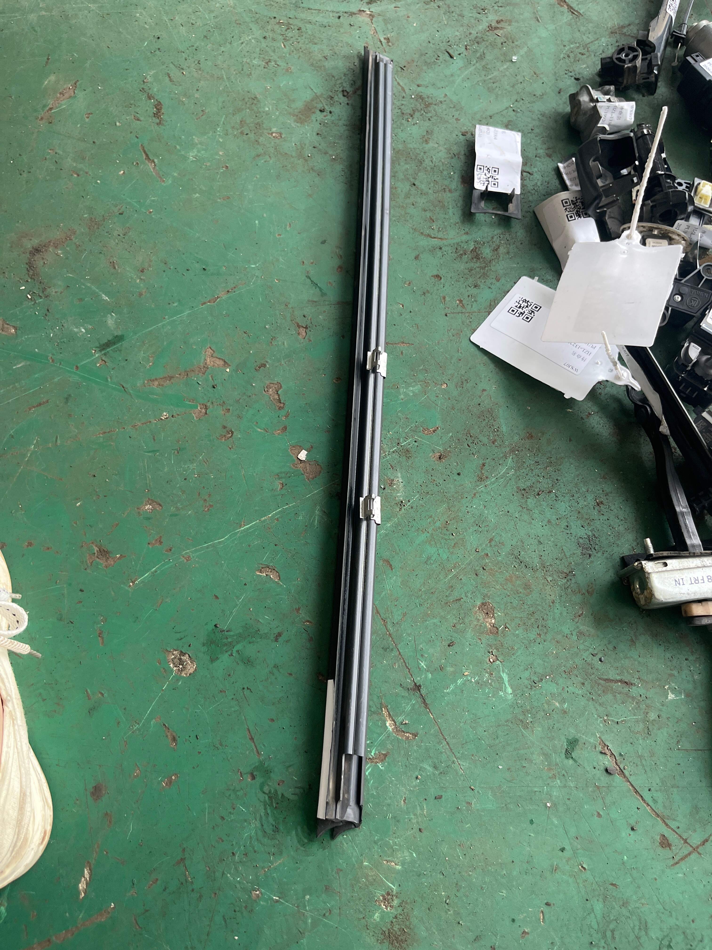 LR048296 Rear Door Window Molding (Right Inner)