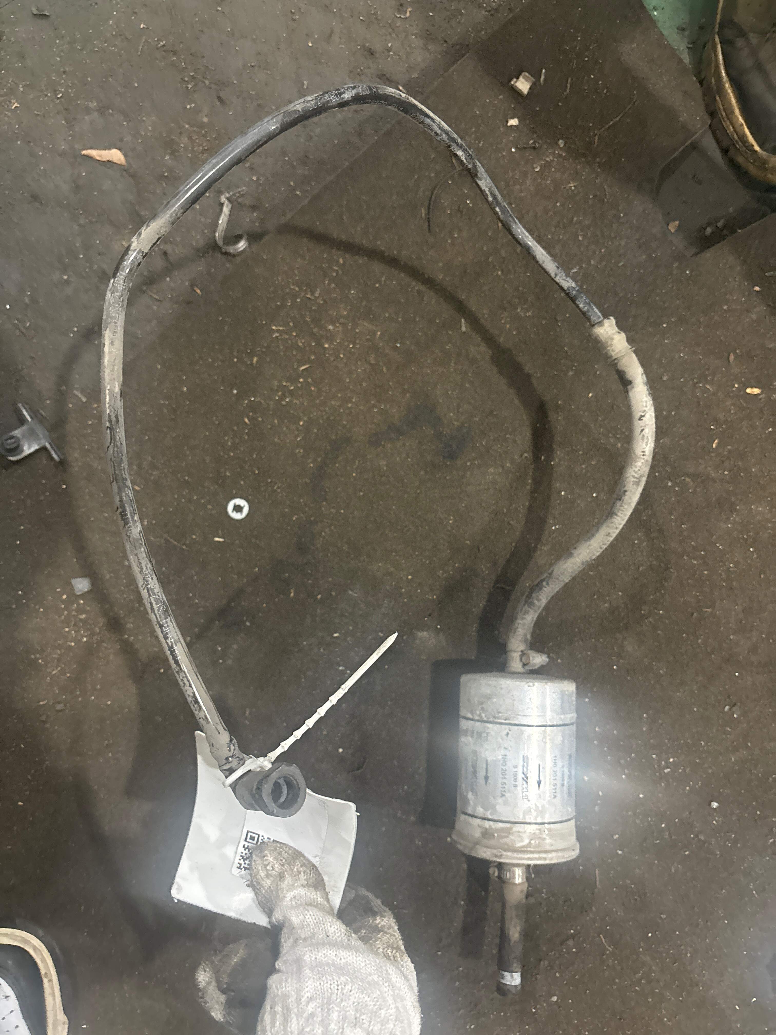 4B0201220H Fuel Tank Feed Pipe