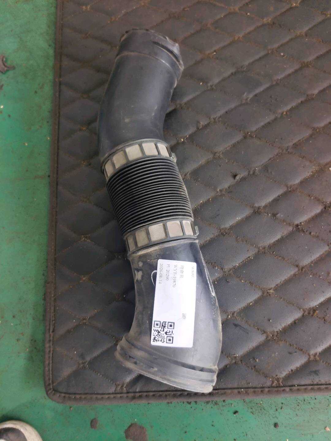 A1120943782 空气滤清器进气管（左）