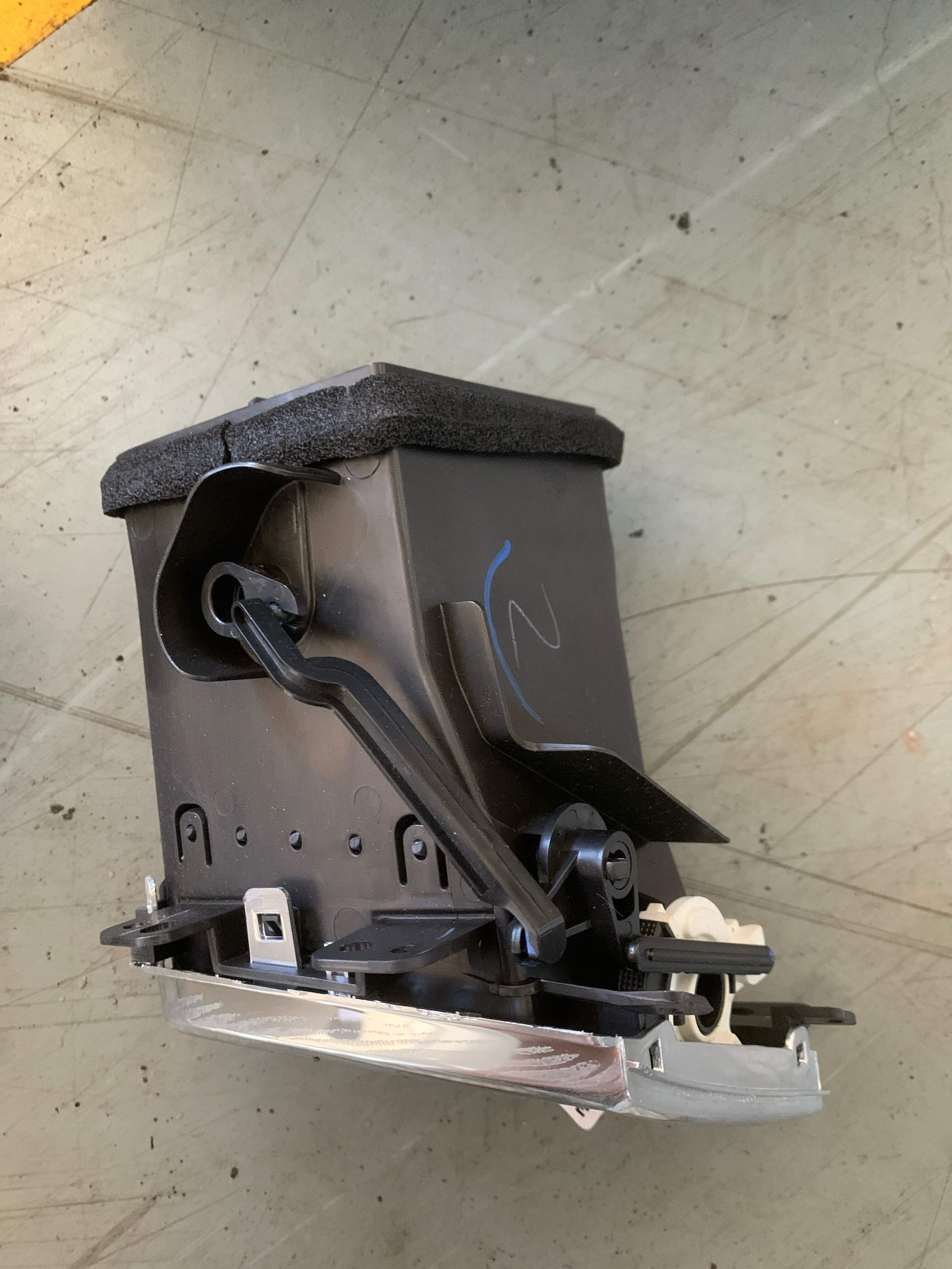 90871824 Dashboard Vent, Left