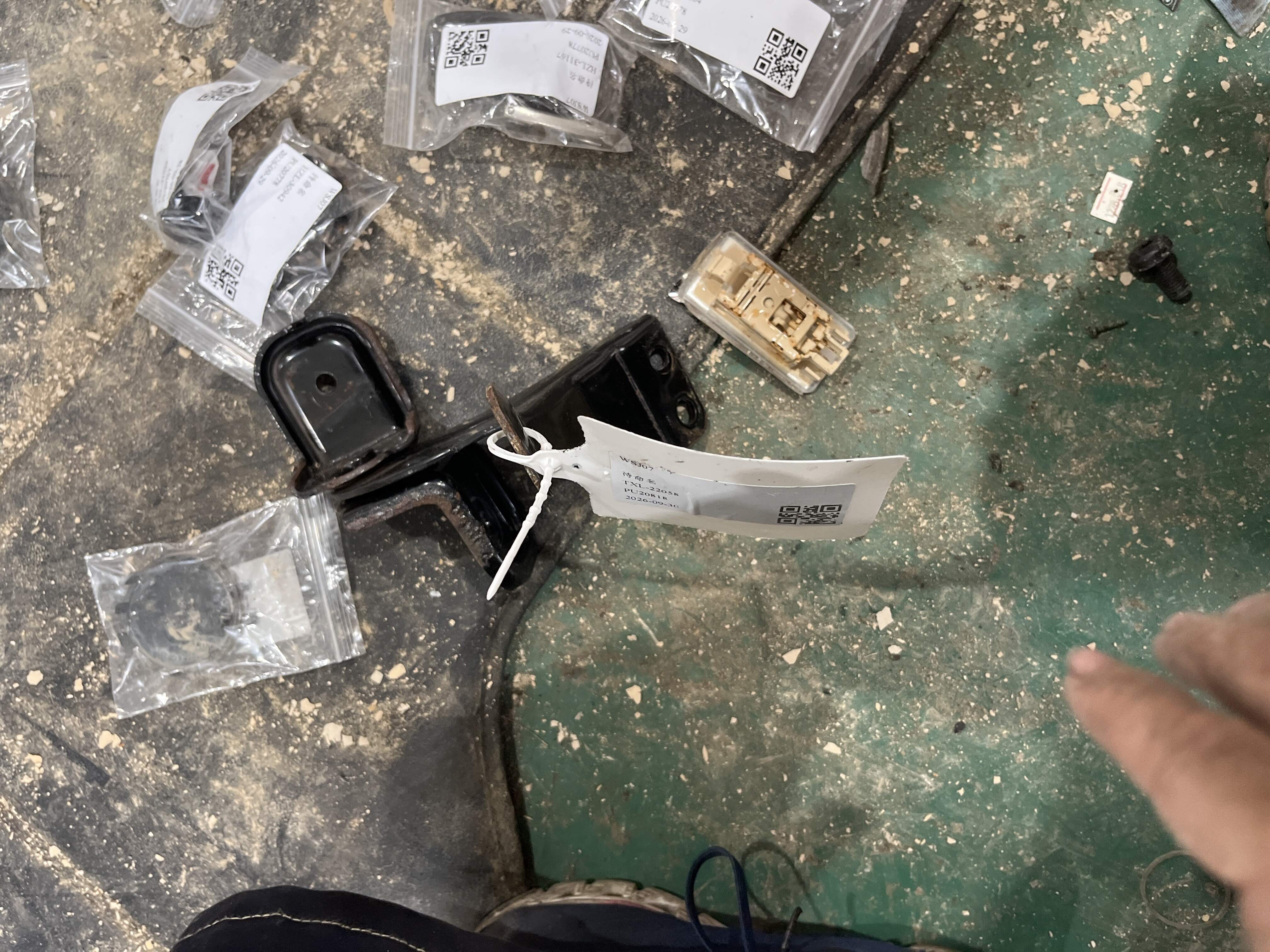 897200U000 后座椅靠背中间铰链总成