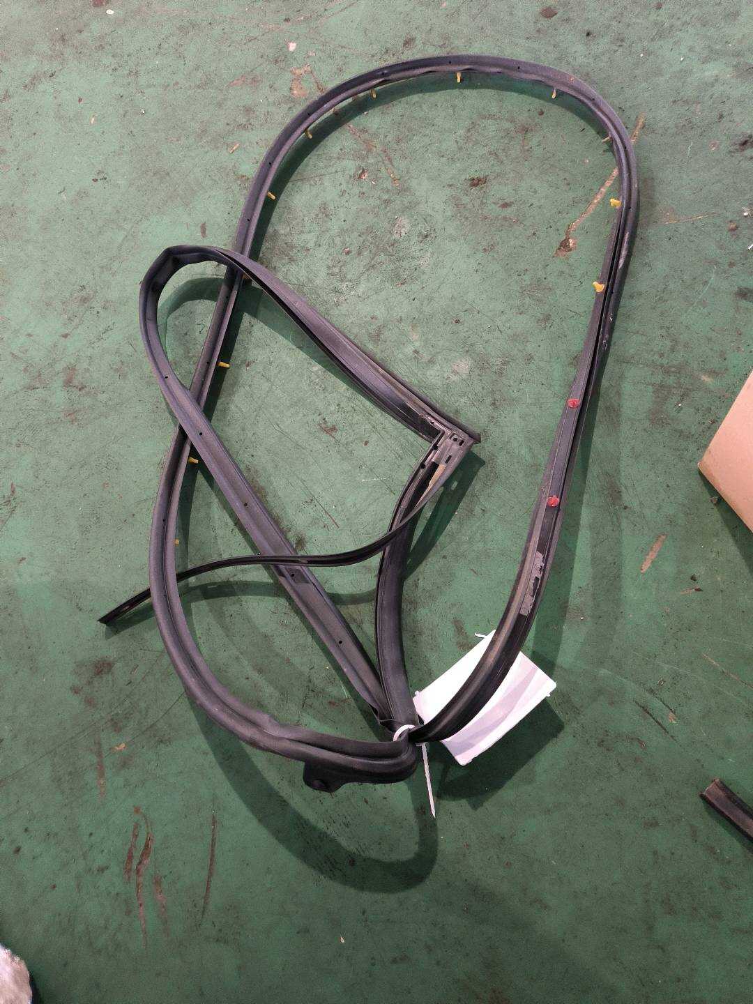 1018061703 右后车门密封条