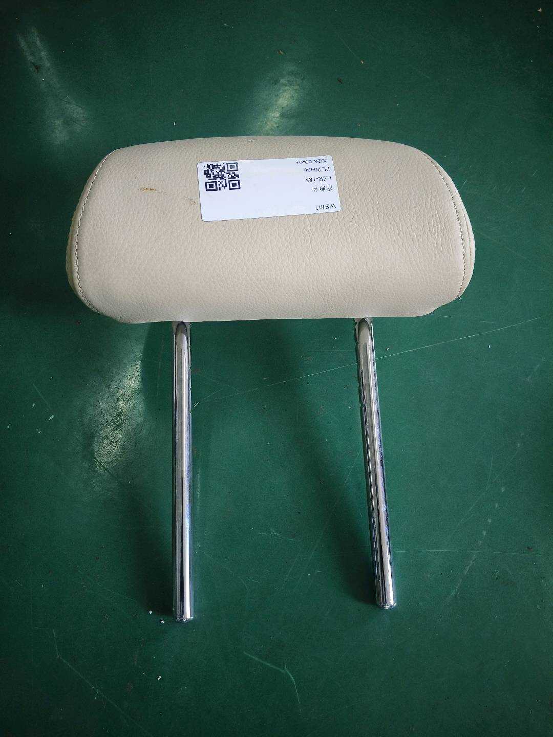 52207330334 后座椅头枕（右）