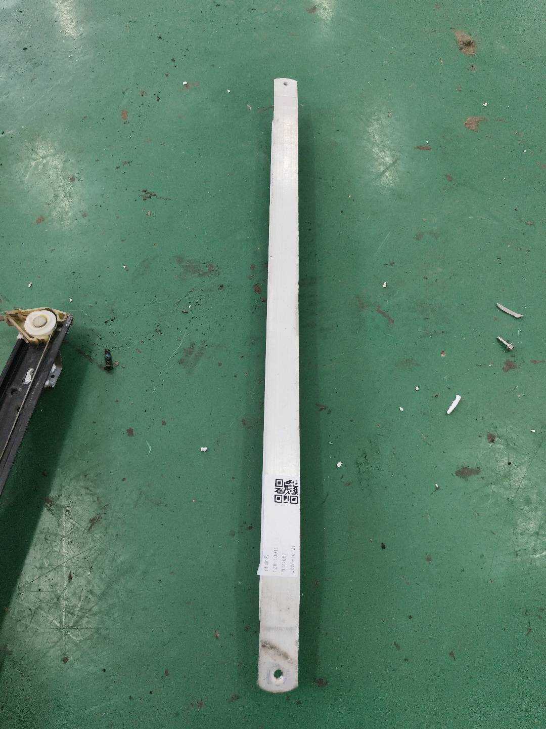 8E0833507 Impact Beam