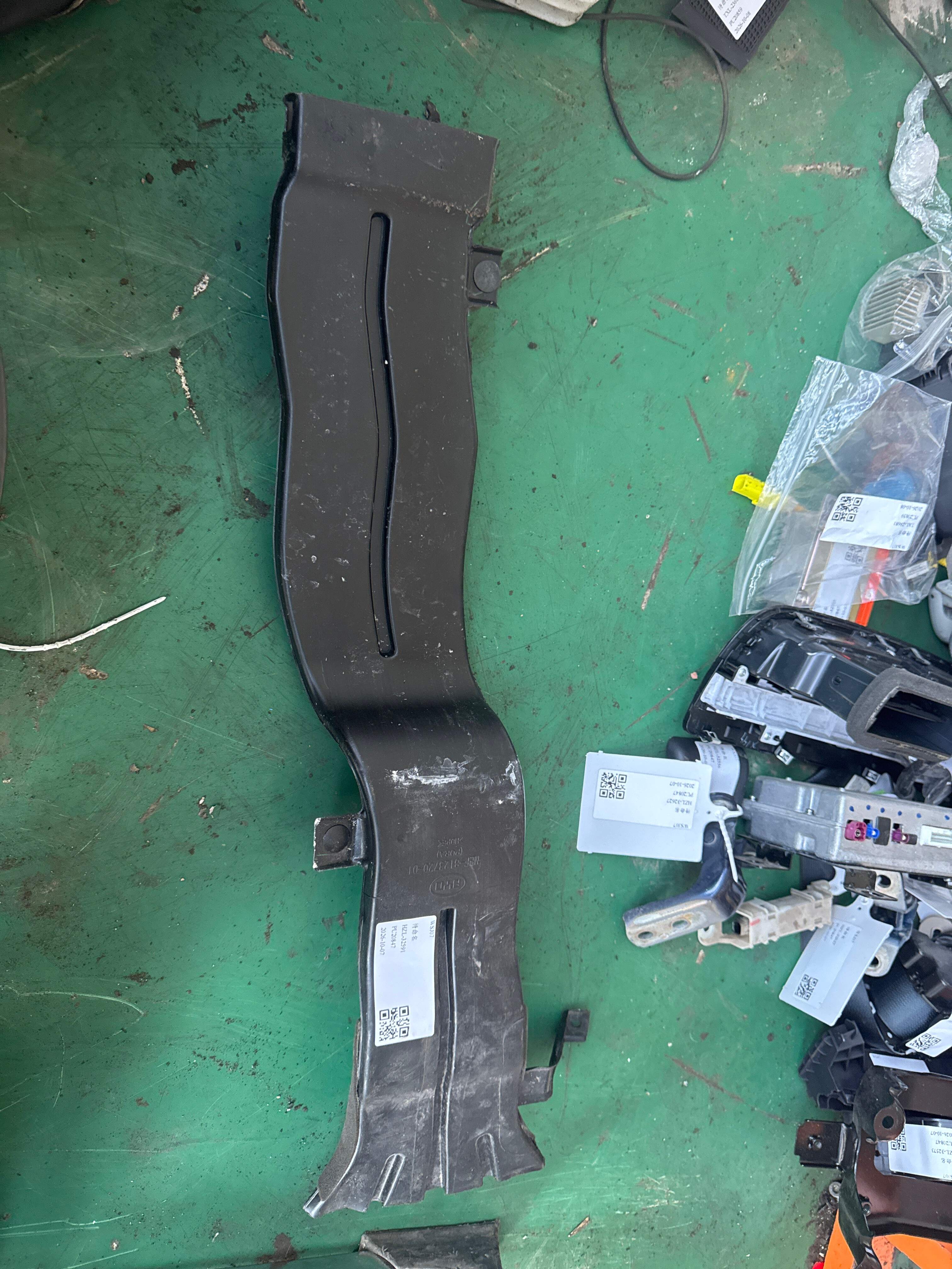 MEF8123720D1 Right Floor Air Duct Assembly