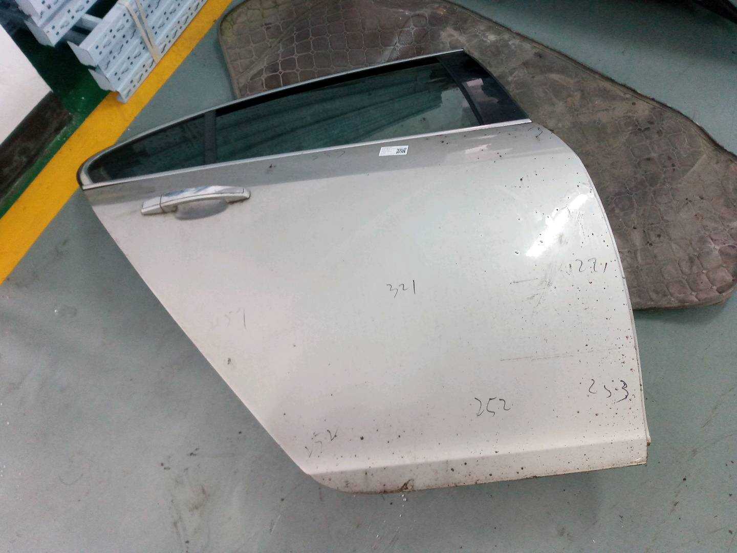 13299916 后门壳(右)