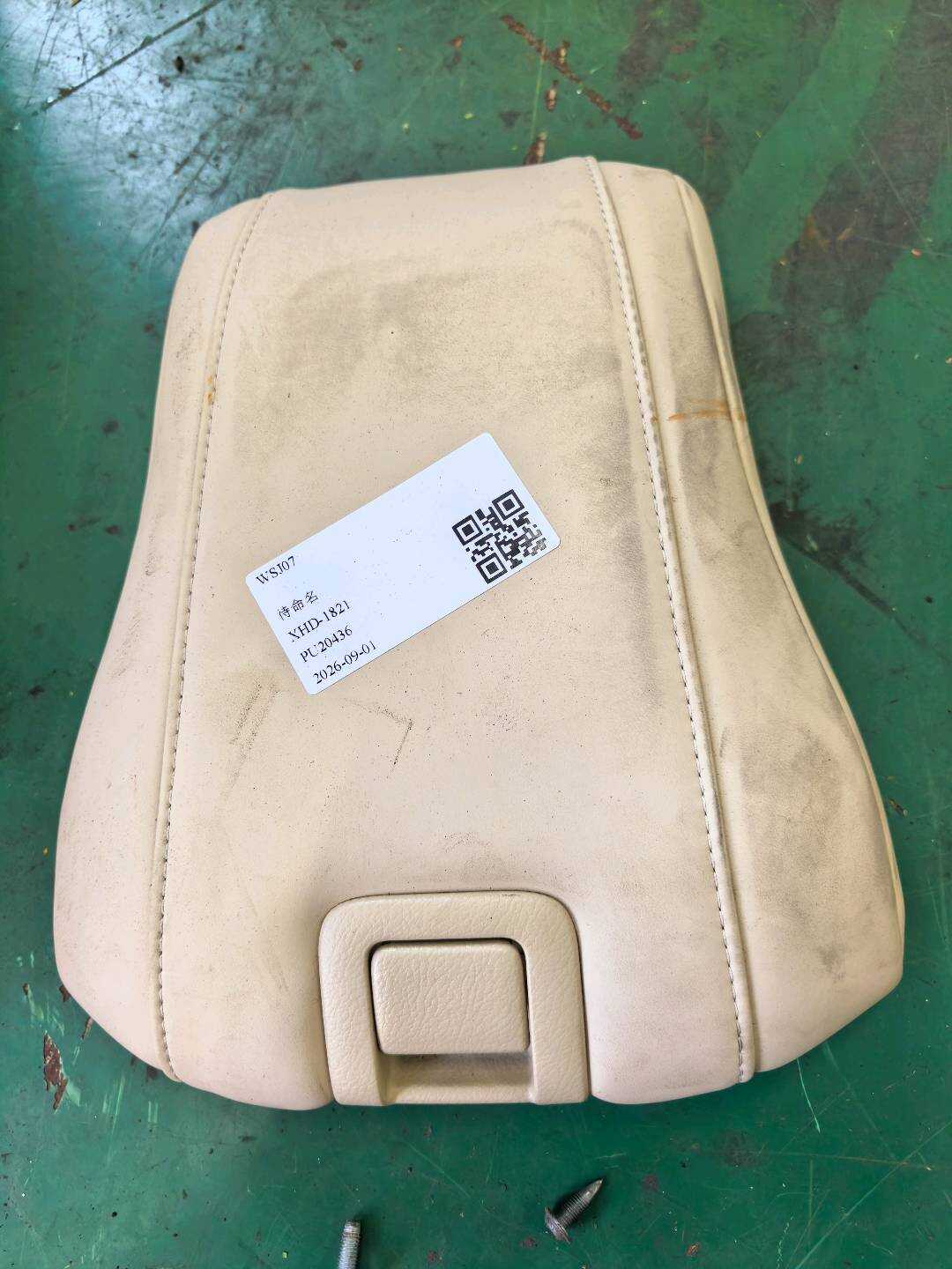 7280548070A2 后排座椅中央扶手盖分总成