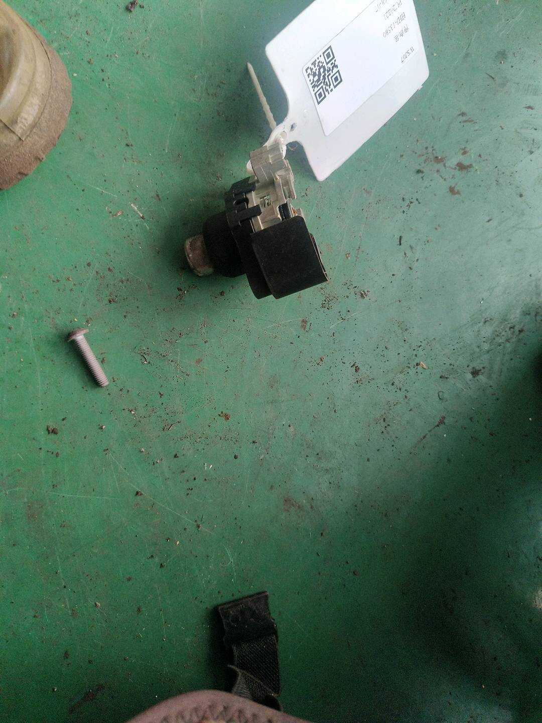51247149523 行李箱盖锁紧固端