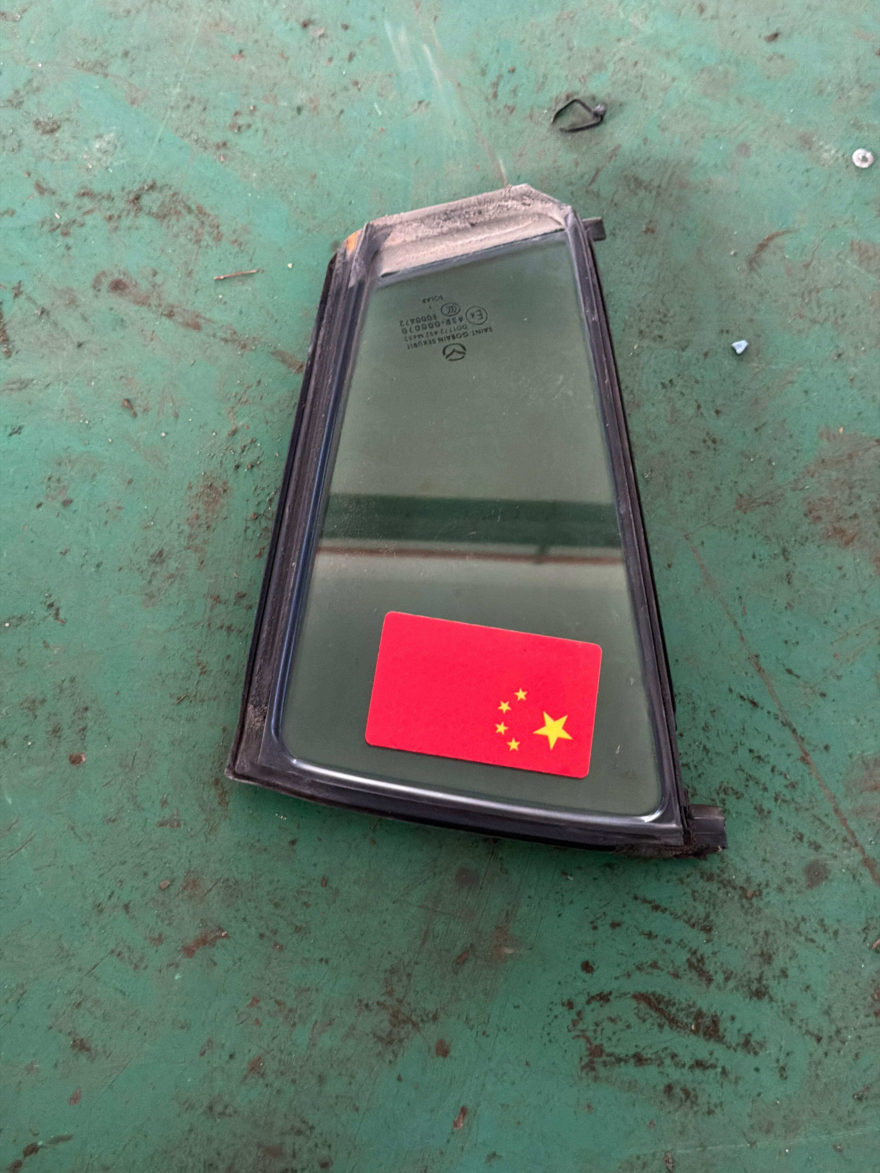 BS1A73661 后门三角玻璃(左)