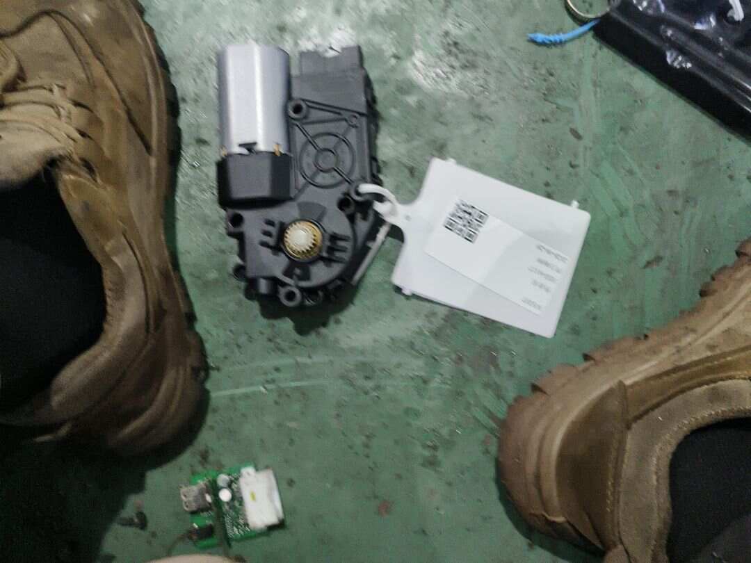 T4N7723 Sunroof Motor