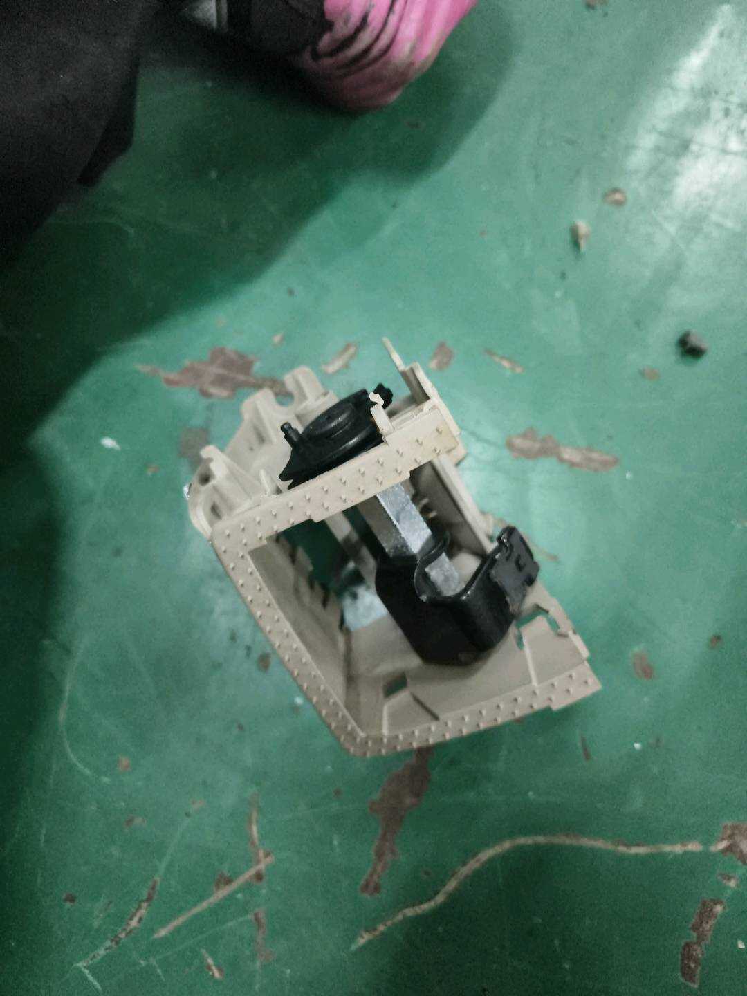 4L0883630 靠背解锁卡子