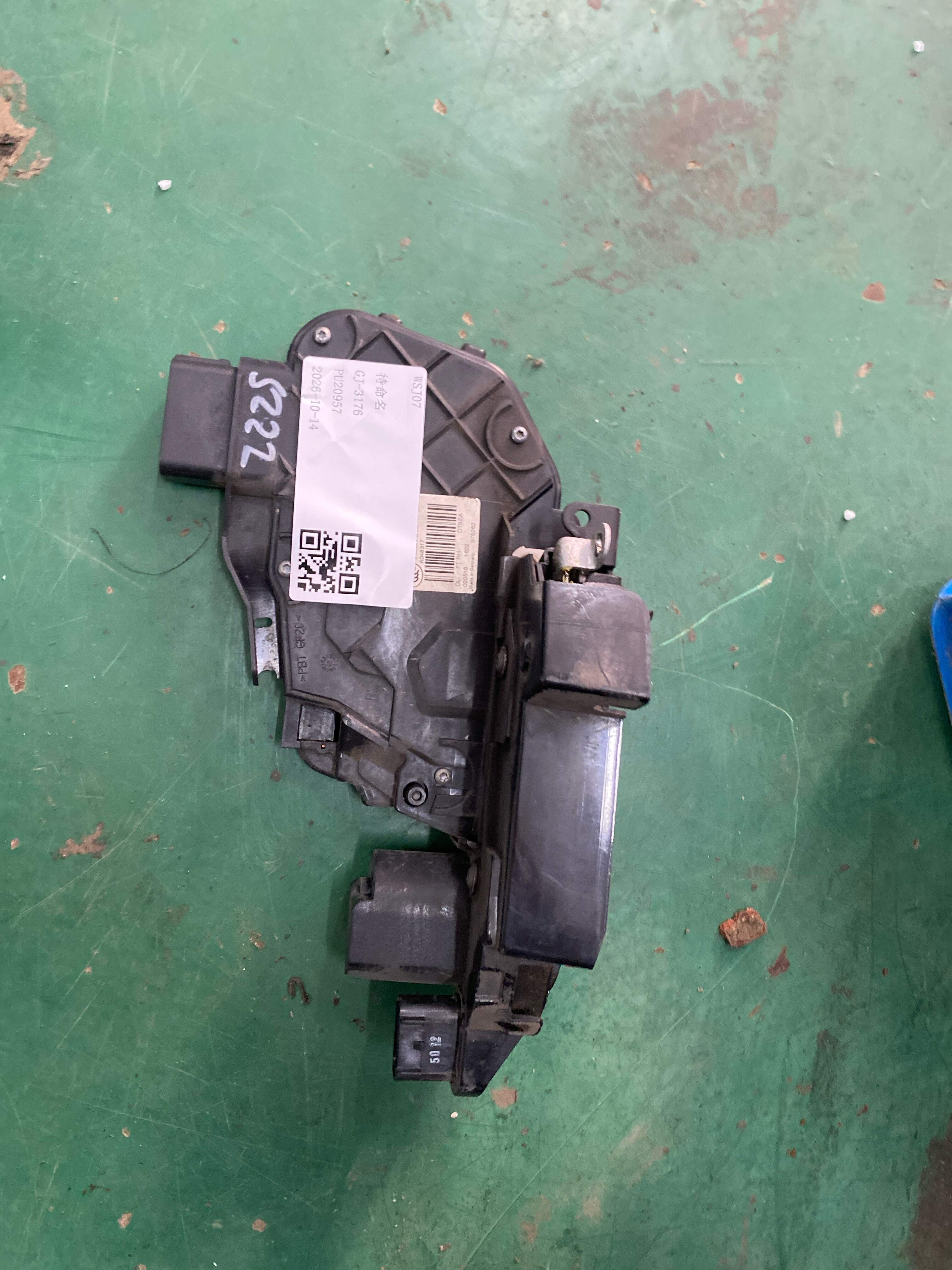LR014100 前门锁机构（右）