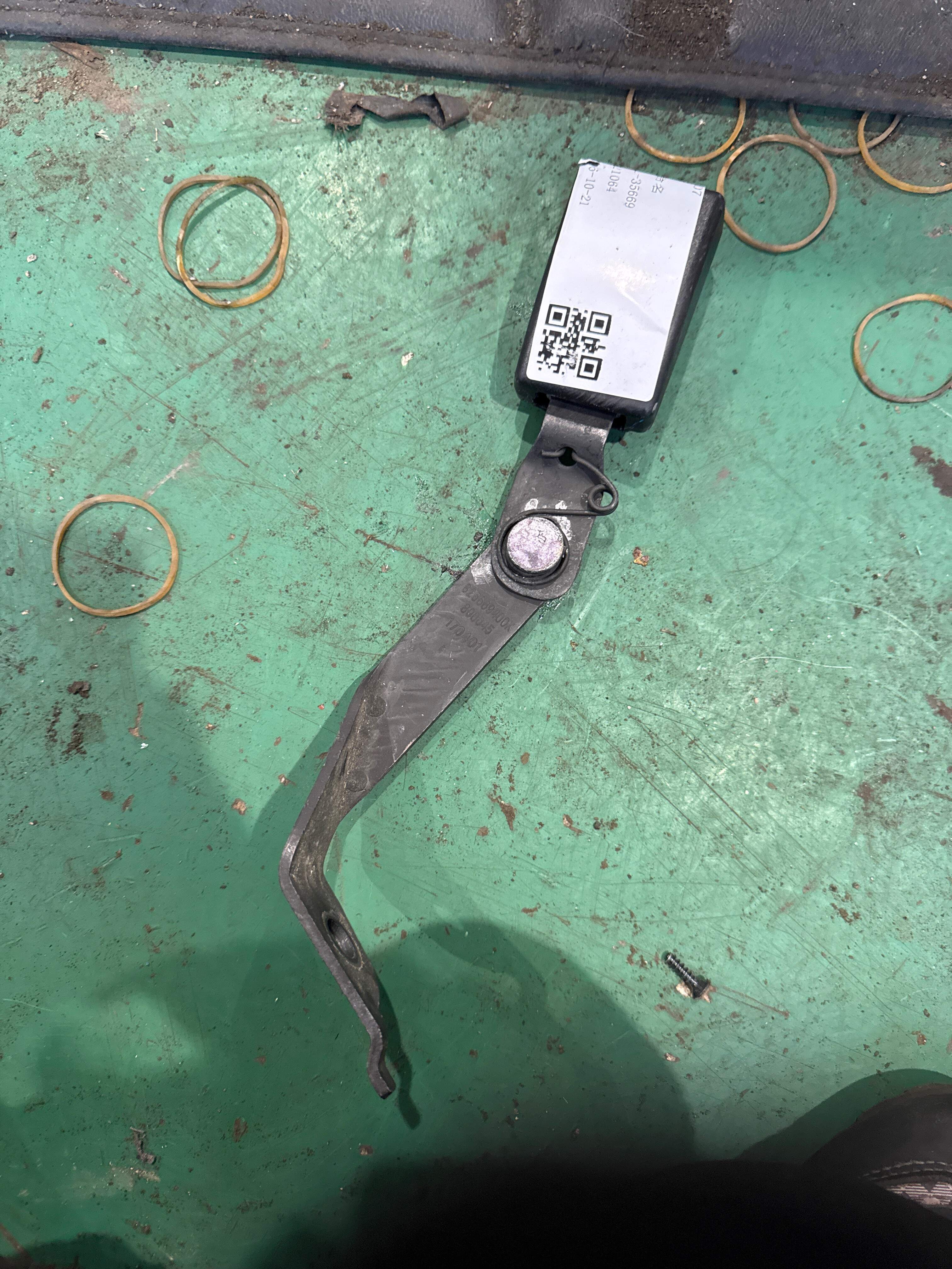 72117411784 Rear Seat Belt Buckle, Right