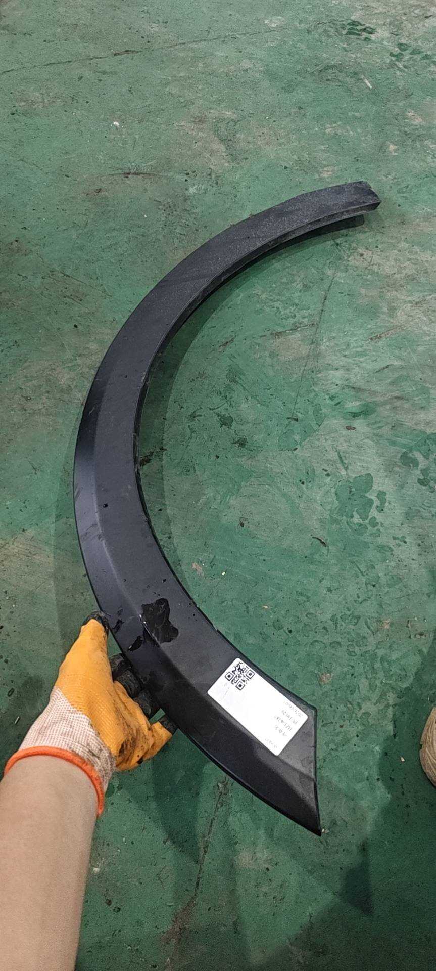 8R0853717 前轮轮眉(左后)