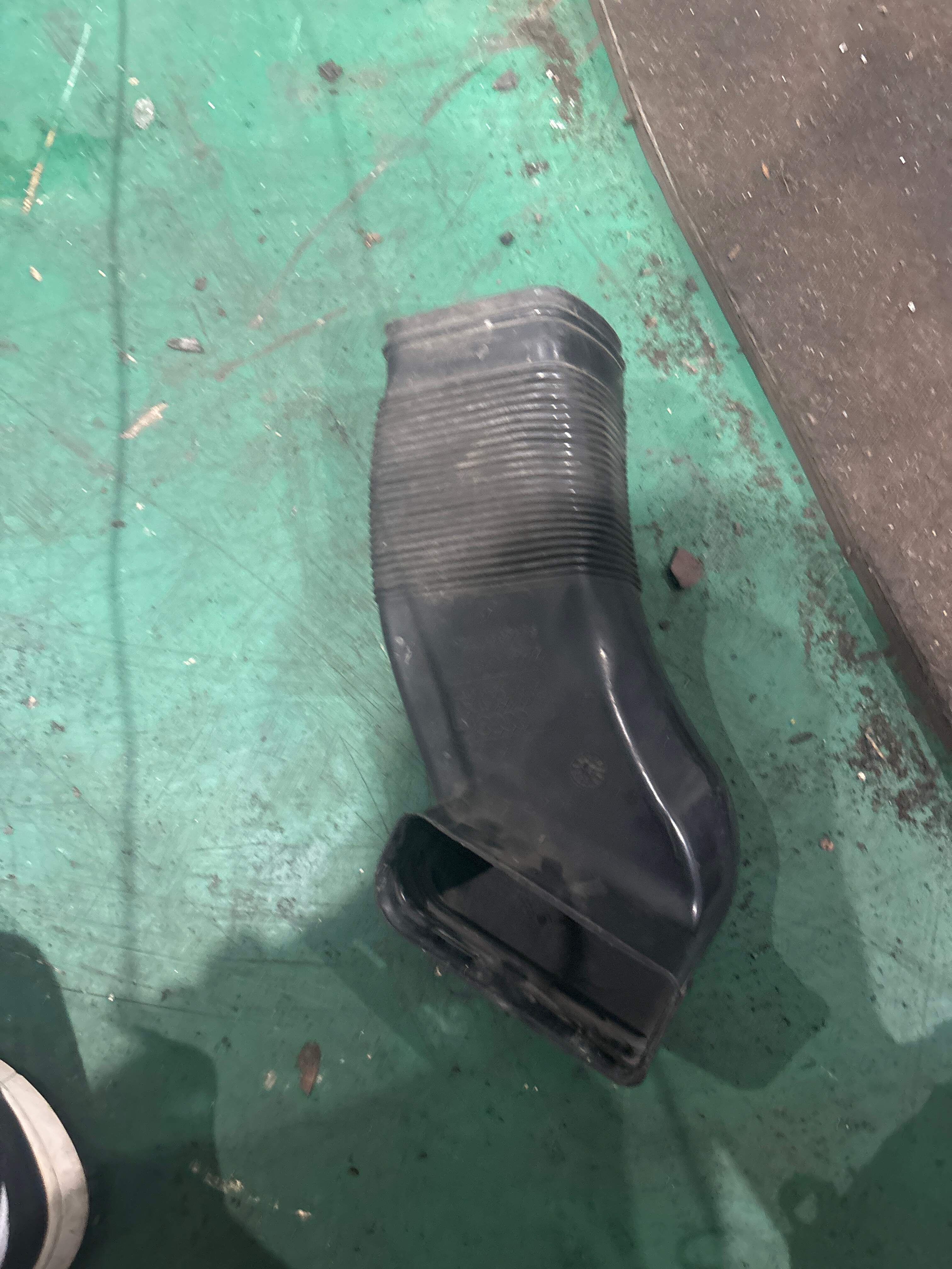8D0129617AA Intake Pipe