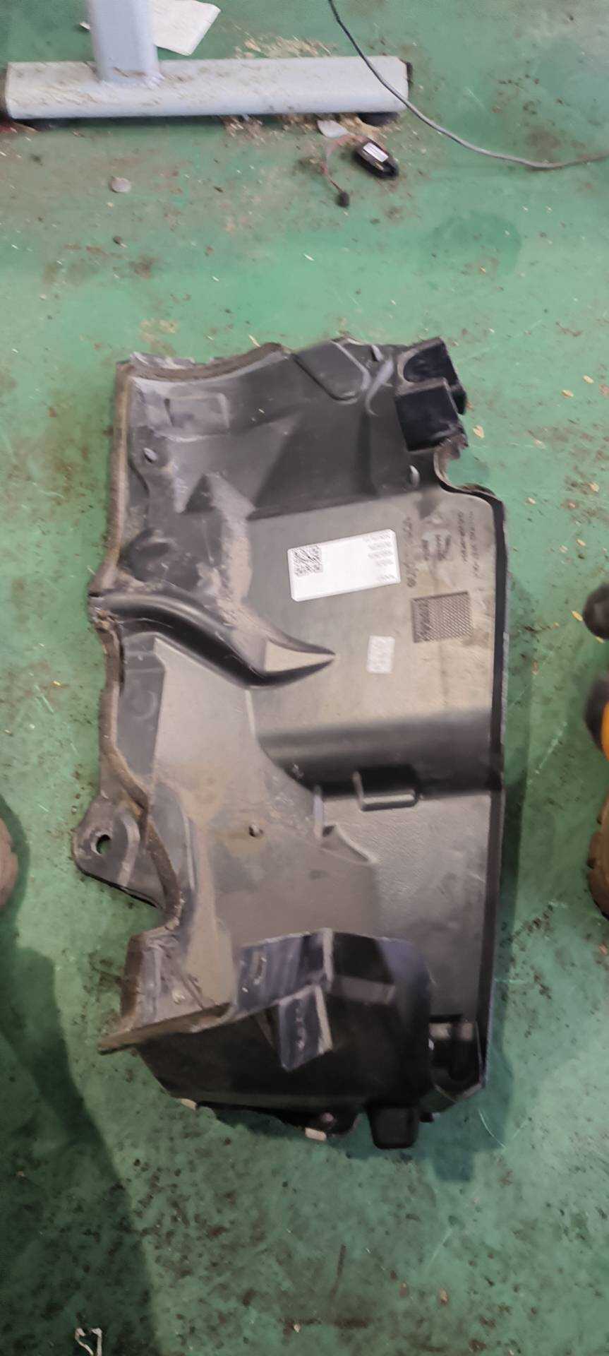 C2Z15251 Insulator, Right