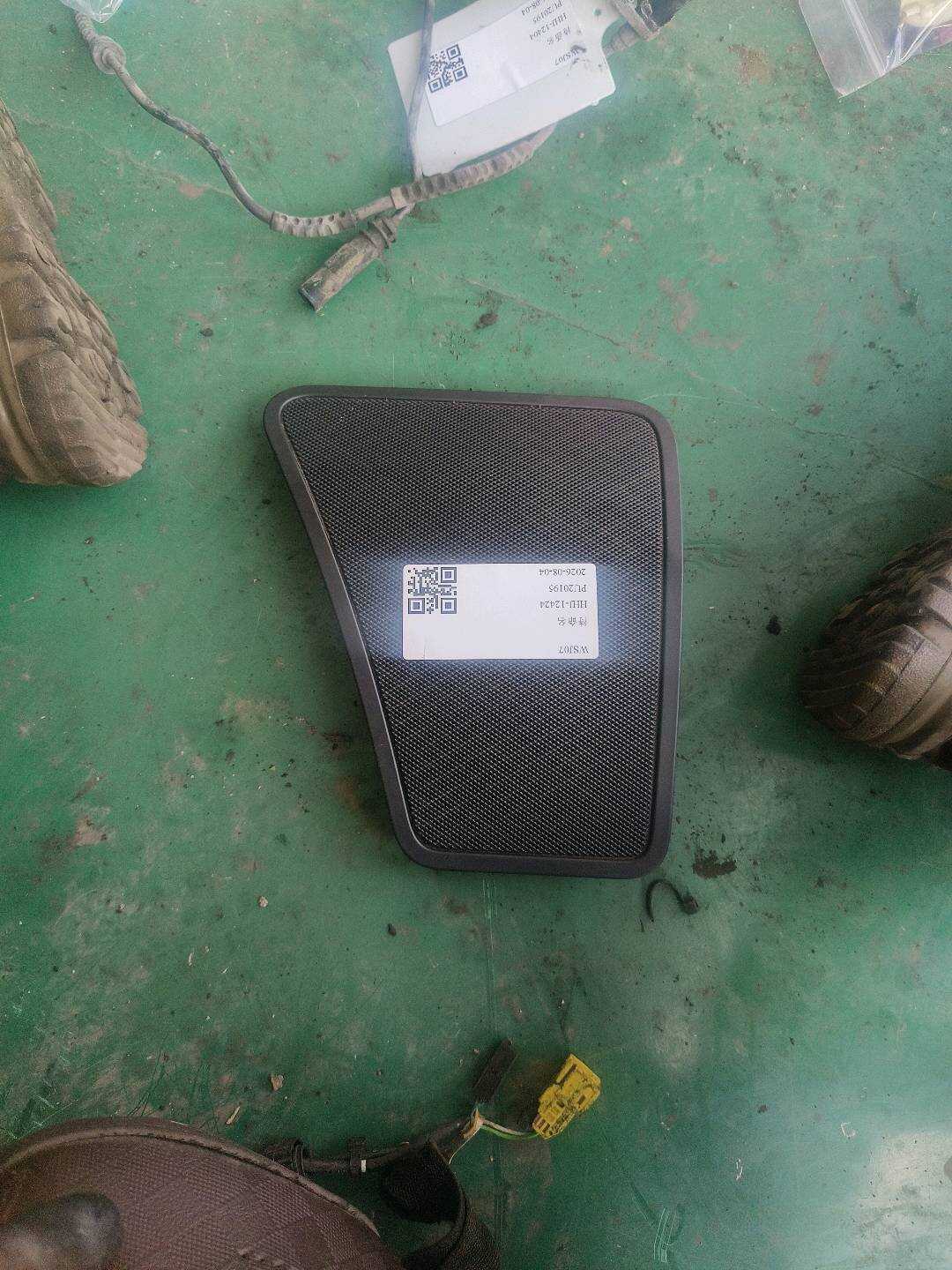 51469179865 后窗台饰板扬声器罩（左）