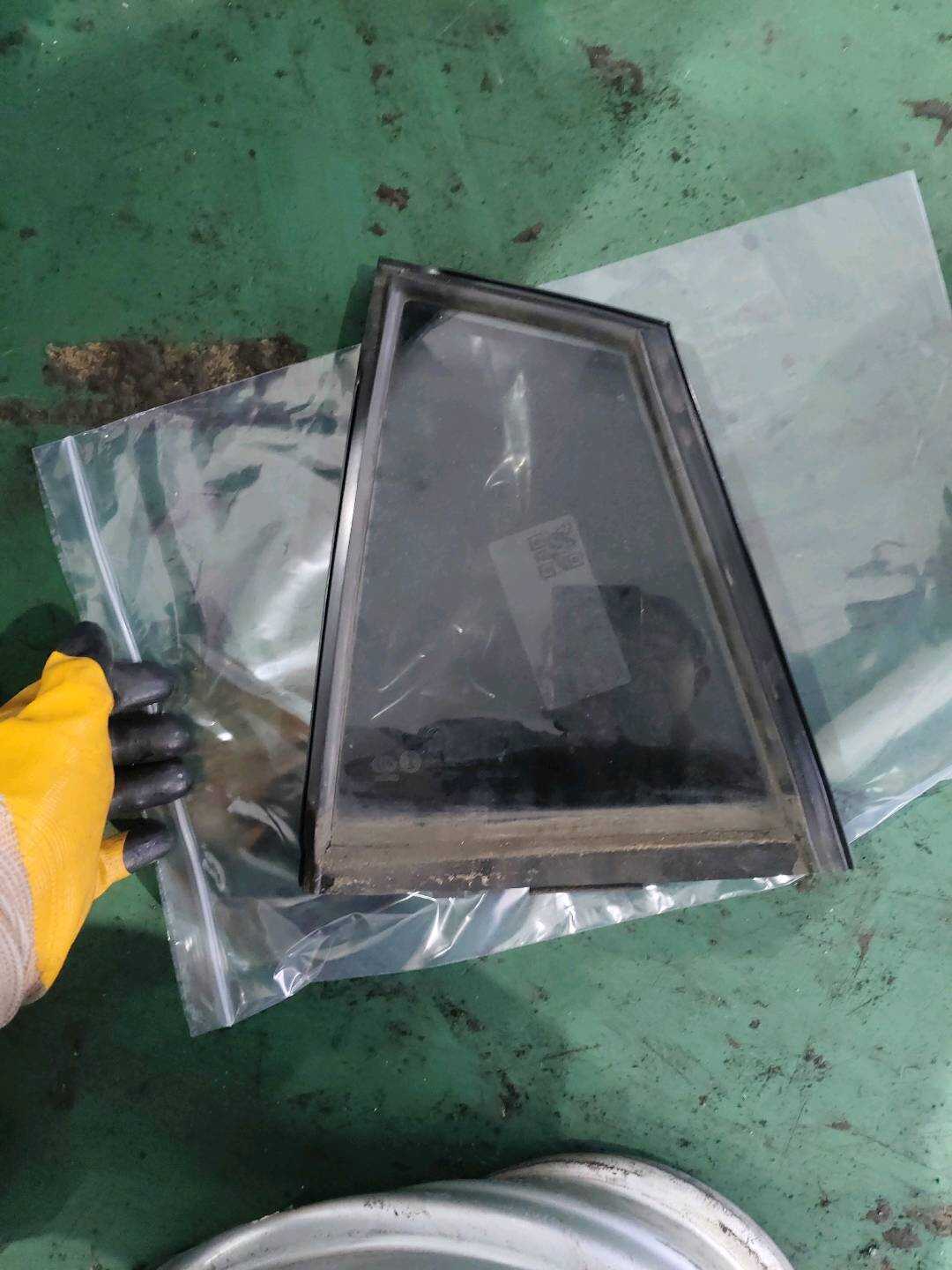 B012409 左后门固定玻璃